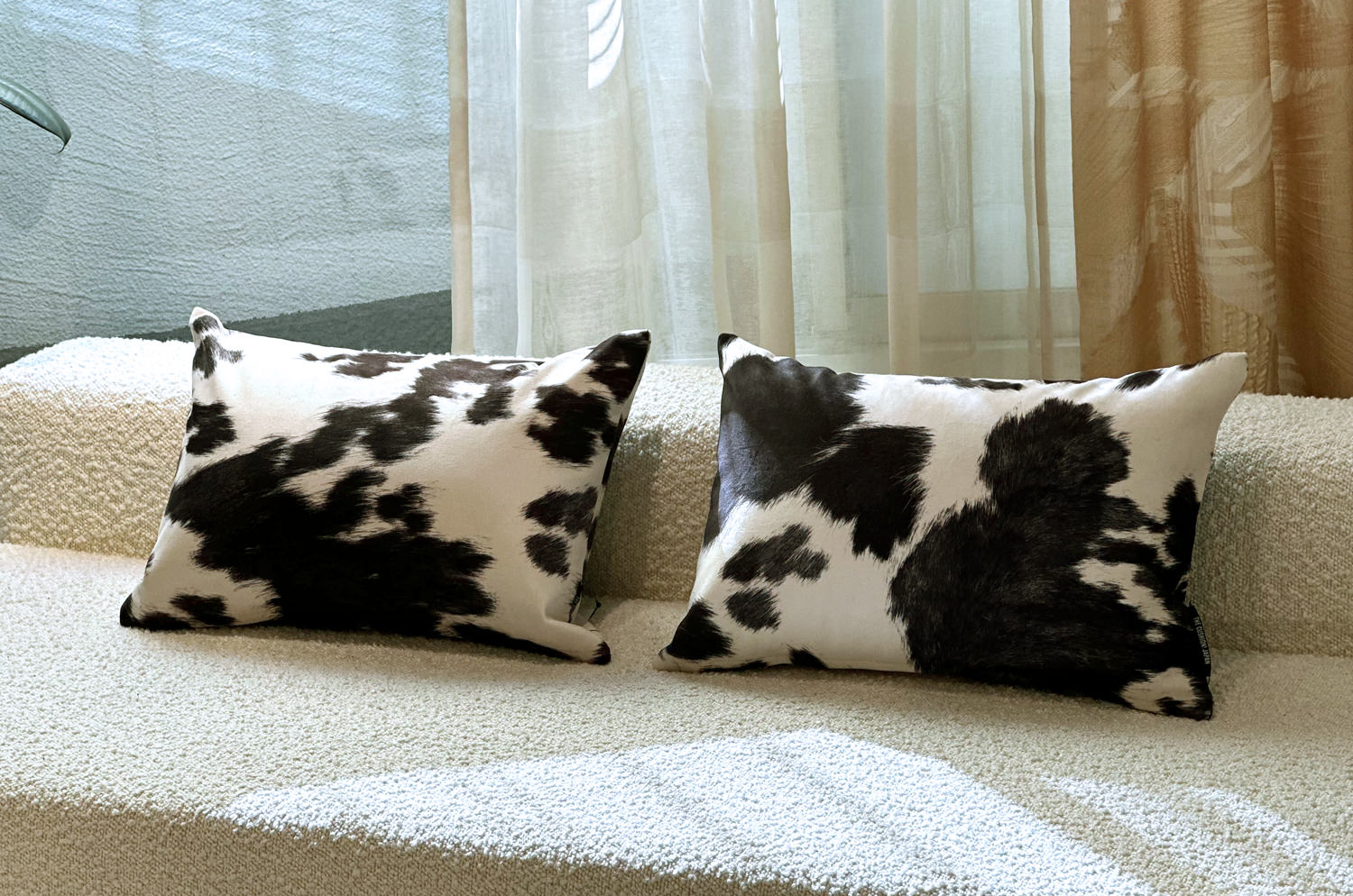 【お得な人気商品2個セット10%OFF】The Cow スペイン製起毛スエードタッチ 牛柄クッション2個セット ブラック 45×30cm 中材付 - HOUSE OF JAPAN Shop