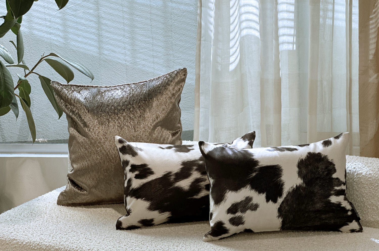 【お得な人気商品2個セット10%OFF】The Cow スペイン製起毛スエードタッチ 牛柄クッション2個セット ブラック 45×30cm 中材付 - HOUSE OF JAPAN Shop