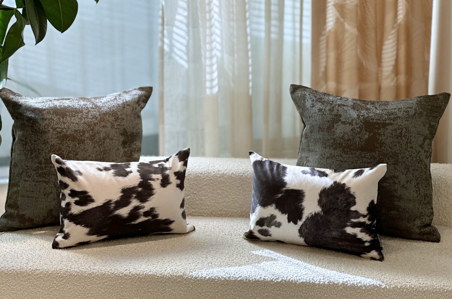 【お得な人気商品2個セット10%OFF】The Cow スペイン製起毛スエードタッチ 牛柄クッション2個セット ブラック 45×30cm 中材付 - HOUSE OF JAPAN Shop
