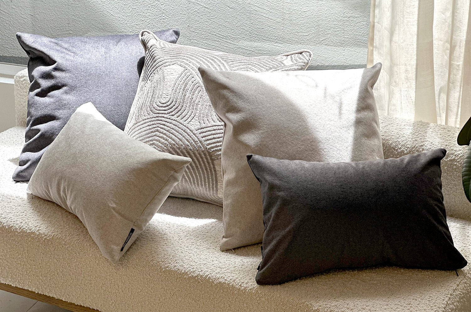 艶やかなベルベット調 撥水機能 ペット対応 クッション(セメント) 45×30cm 中材付 - HOUSE OF JAPAN Shop