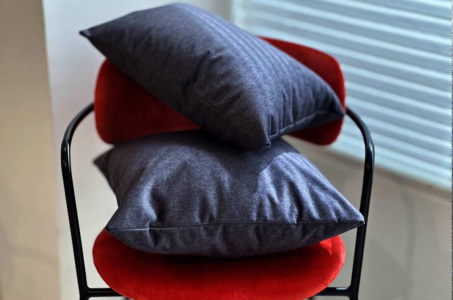 艶やかなベルベット調 撥水機能 ペット対応 クッション(チャコール) 45×30cm 中材付 - HOUSE OF JAPAN Shop