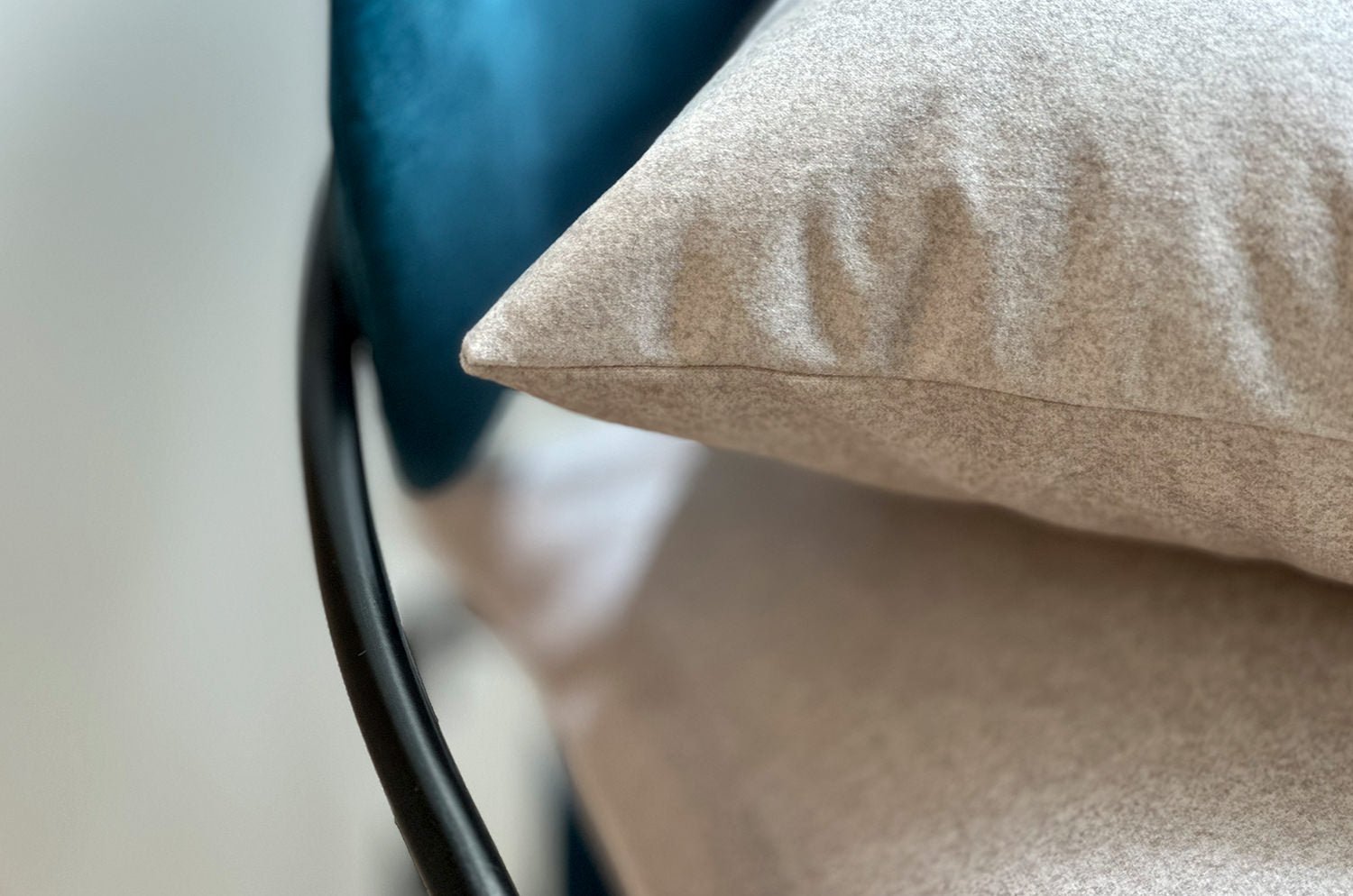 艶やかなベルベット調 撥水機能 ペット対応 クッション(セメント) 45×30cm 中材付 - HOUSE OF JAPAN Shop