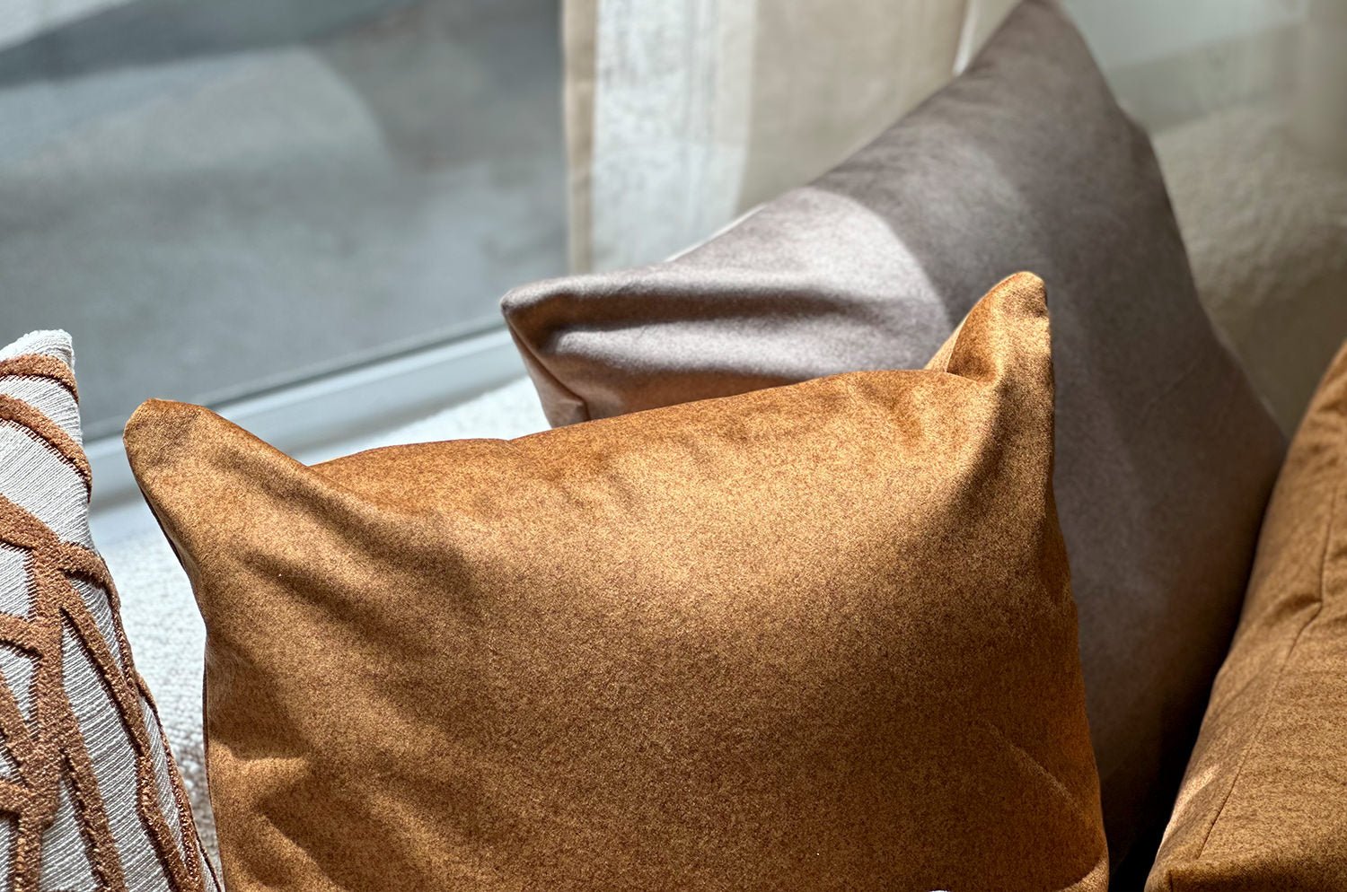艶やかなベルベット調 撥水機能 ペット対応 クッションカバー(コニャック) 45×45cm - HOUSE OF JAPAN Shop
