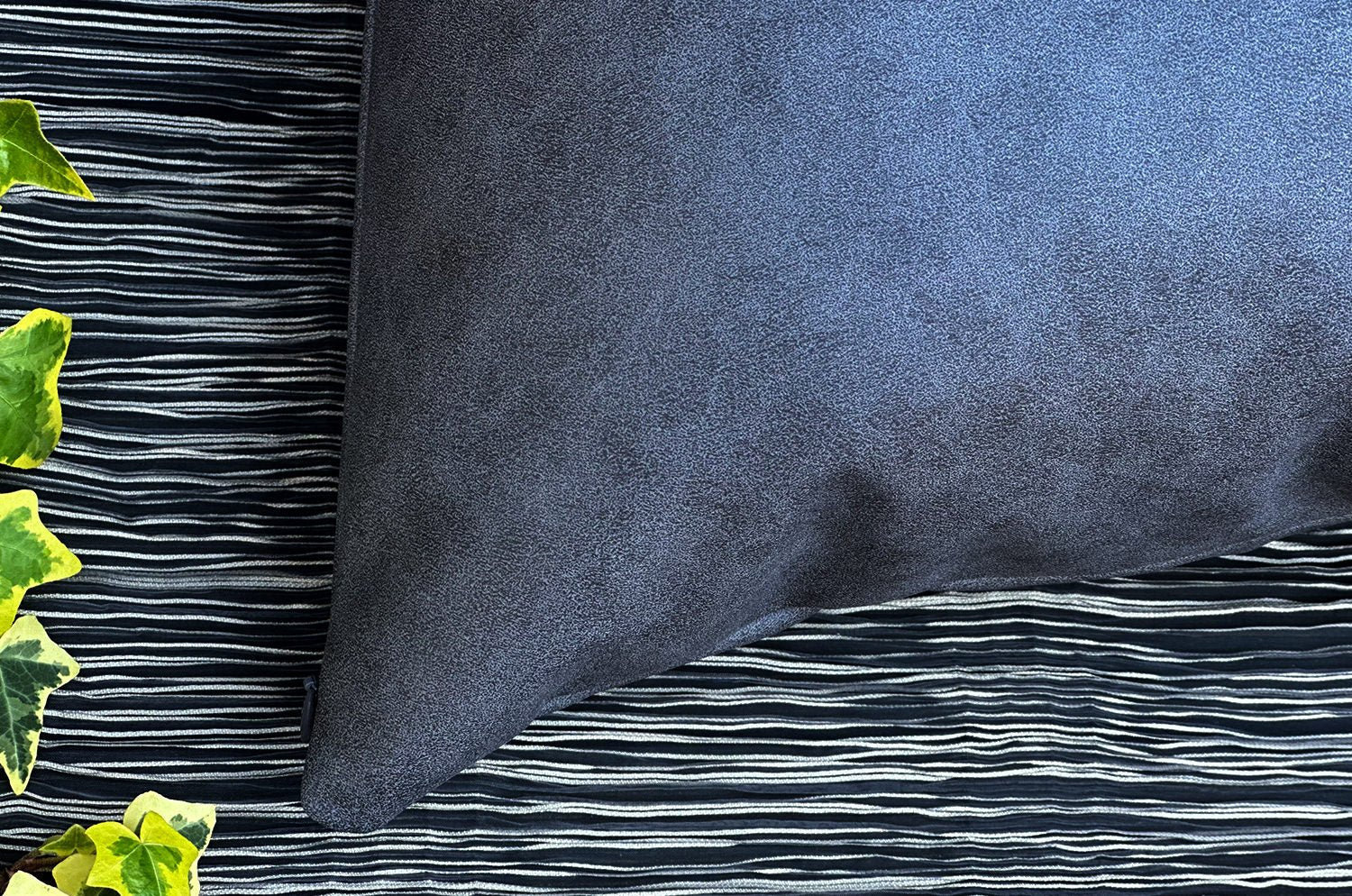 高級感 レザー調 セミマット ウォシャブル クッション (ネイビー) 50×30cm 中材付 - HOUSE OF JAPAN Shop