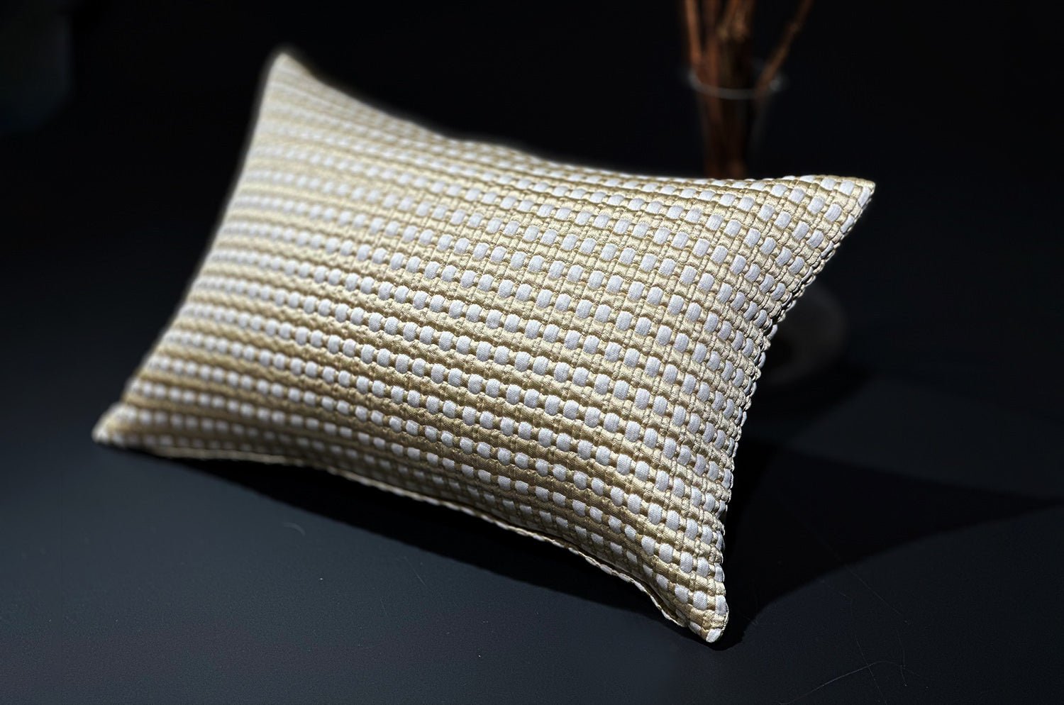 ARMANI CASA アルマーニカーザ ANDES シルク混 Gold & Pearl クッション 45×30cm 中材付 - HOUSE OF JAPAN Shop
