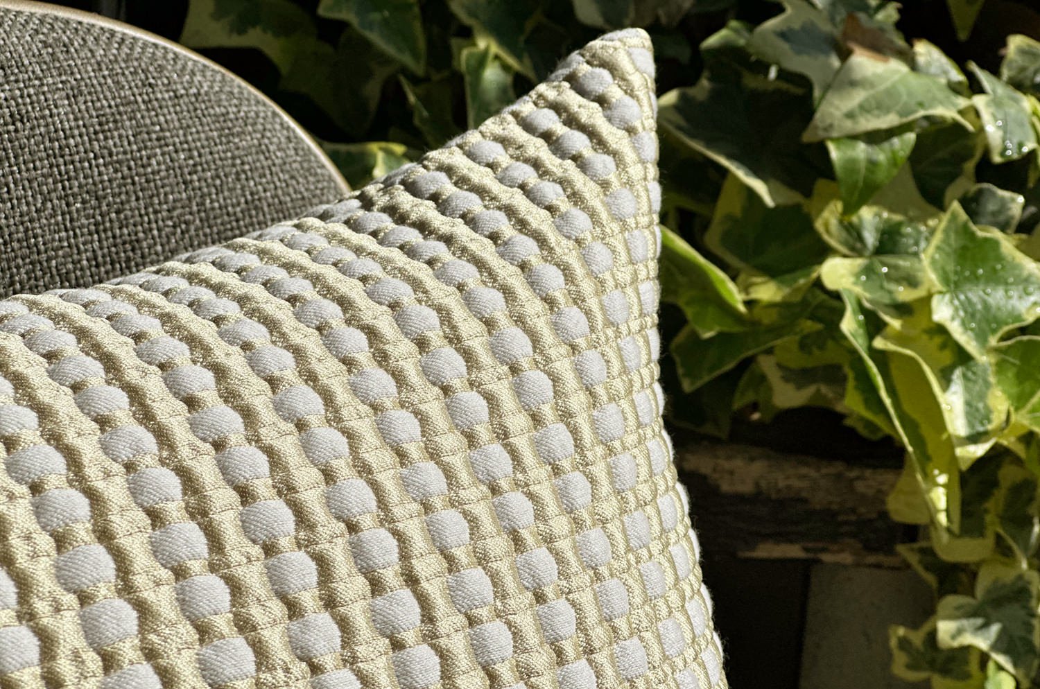 ARMANI CASA アルマーニカーザ ANDES シルク混 Gold & Pearl クッション 45×30cm 中材付 - HOUSE OF JAPAN Shop