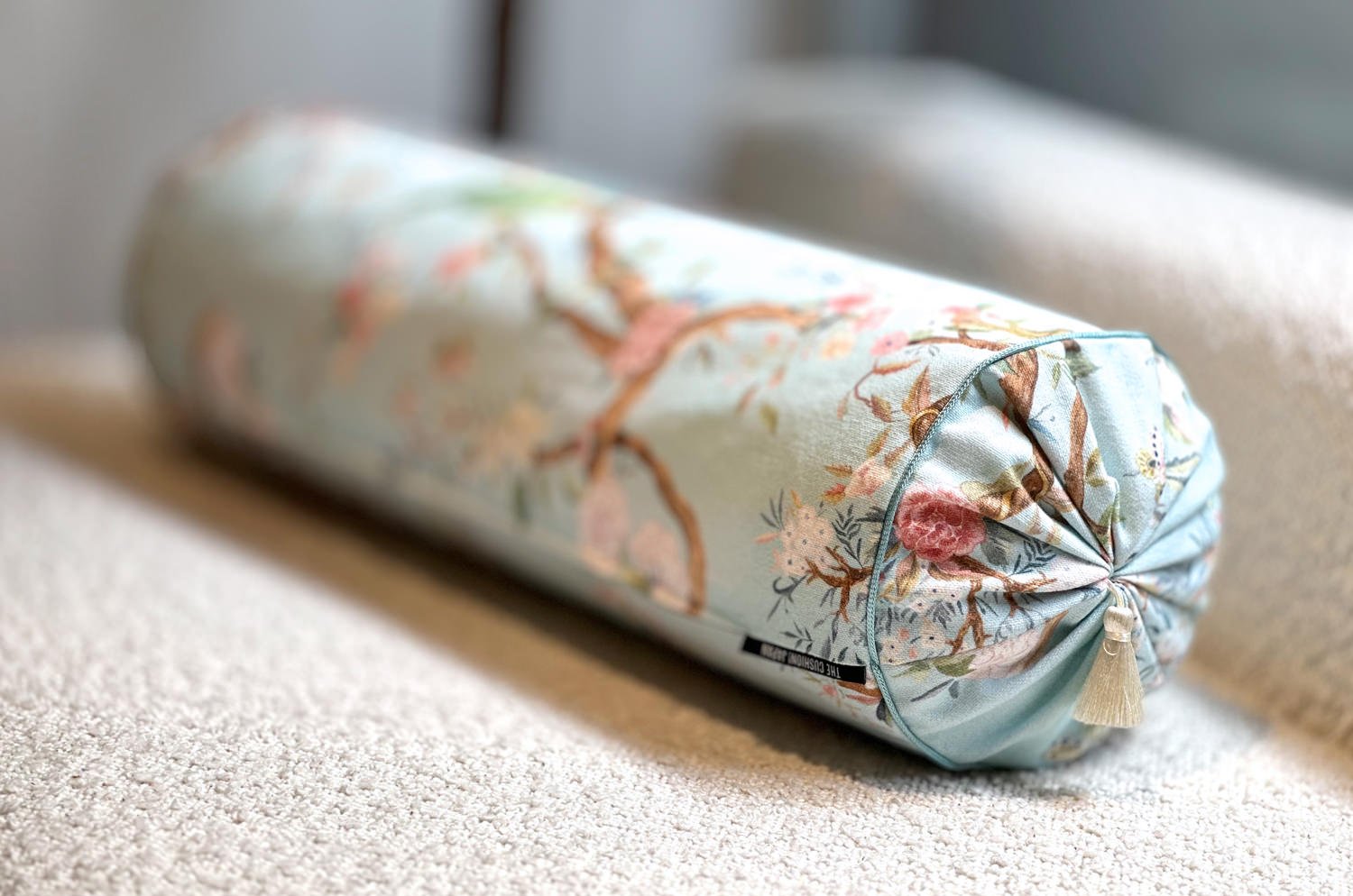 Birds in the Garden 花園の小鳥 フランス製コットン ボルスター クッション タッセル付 (bleu) 50×16Φ 中材付 - HOUSE OF JAPAN Shop