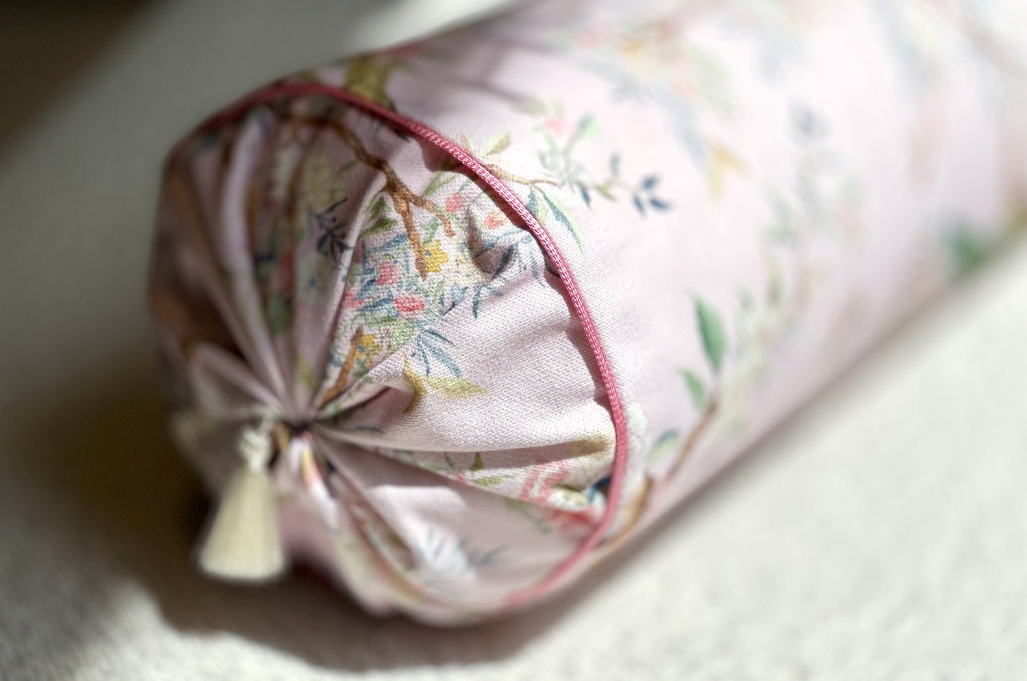 Birds in the Garden 花園の小鳥 フランス製コットン ボルスター クッション タッセル付 (rose) 50×16Φ 中材付 - HOUSE OF JAPAN Shop