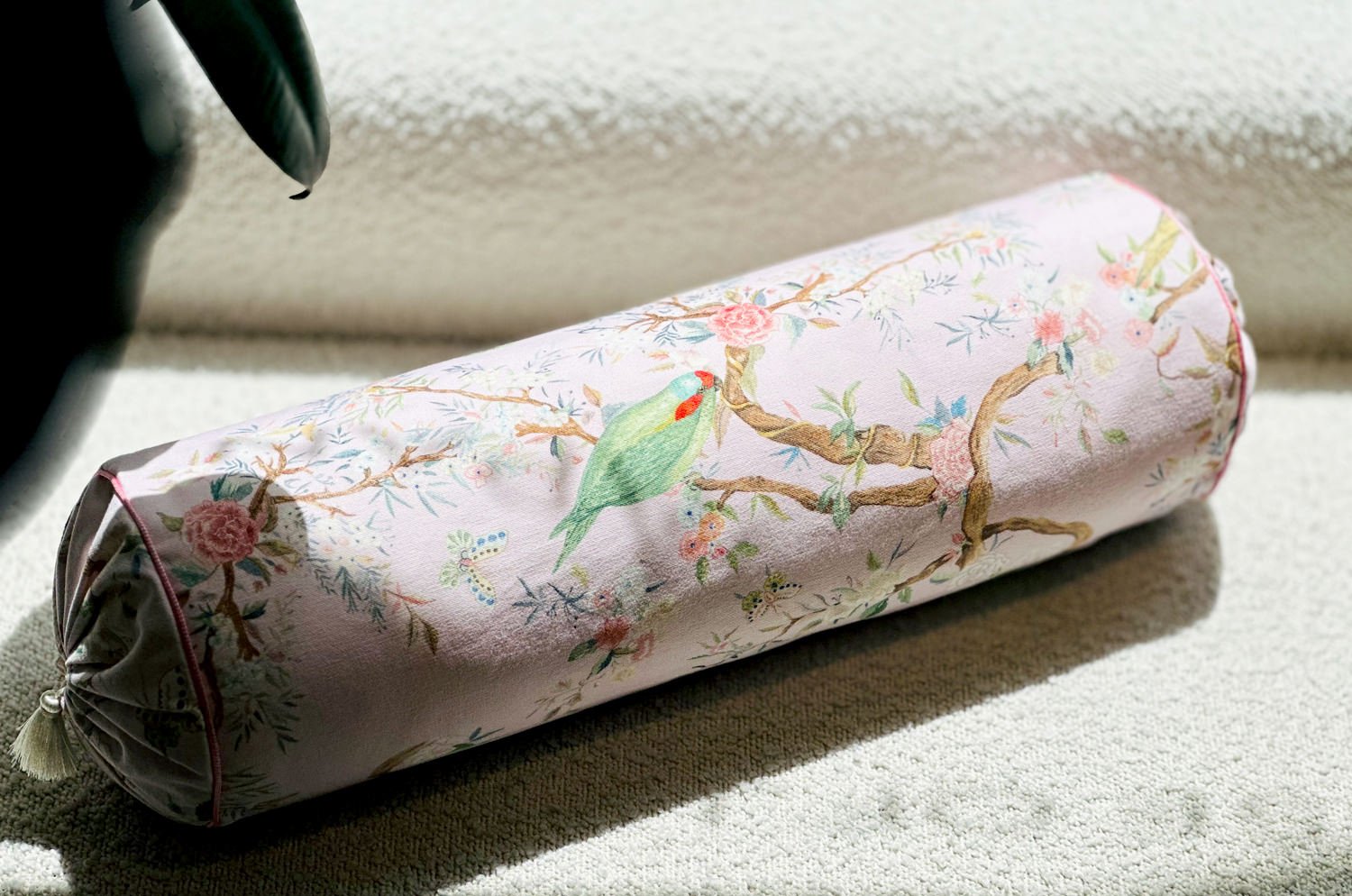 Birds in the Garden 花園の小鳥 フランス製コットン ボルスター クッション タッセル付 (rose) 50×16Φ 中材付 - HOUSE OF JAPAN Shop