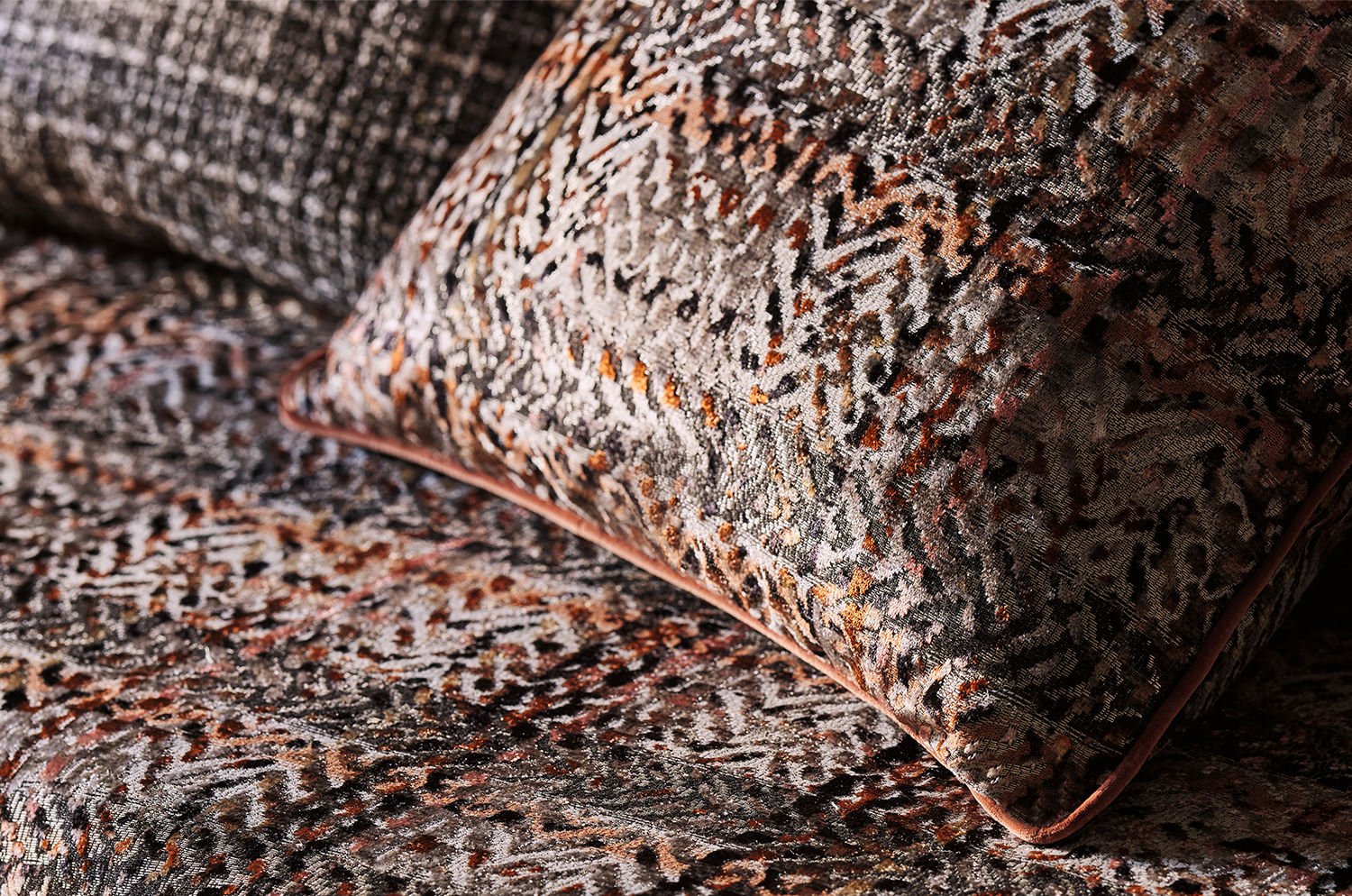 【海外取寄品】BLACK edition(ブラックエディション) Zurana クッション(Cayenne) 55x55cm 中材付 - HOUSE OF JAPAN Shop