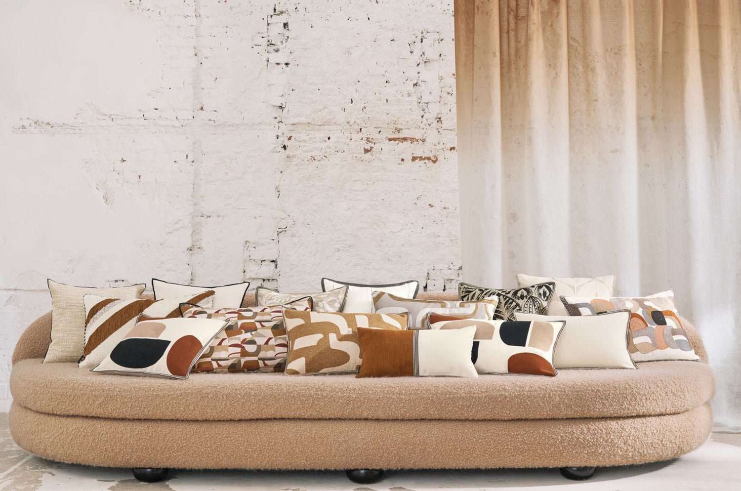 【海外取寄品】CASAMANCE CONVOITISE コンヴォワティズ クッション(ベージュ ローズ) 60×40cm 中材付 - HOUSE OF JAPAN Shop