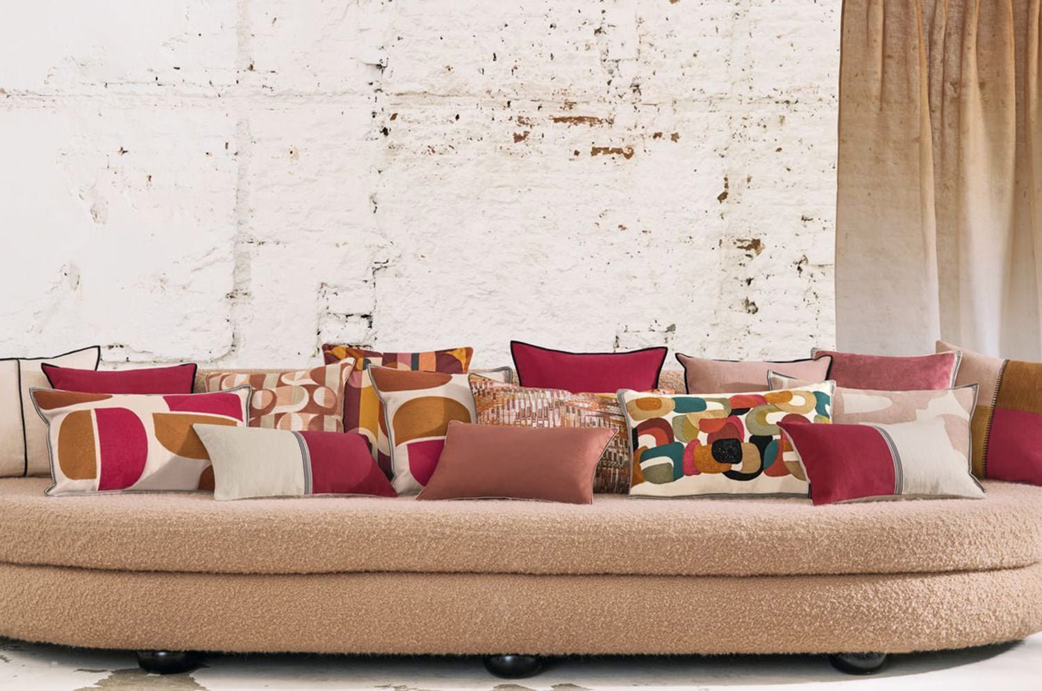 【海外取寄品】CASAMANCE CONVOITISE コンヴォワティズ クッション(ベージュ ローズ) 60×40cm 中材付 - HOUSE OF JAPAN Shop
