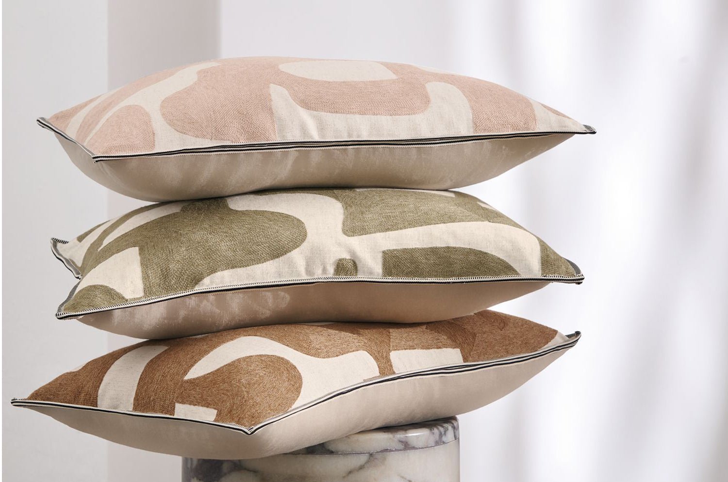 【海外取寄品】CASAMANCE ENTRELACS オントルラック クッション(カーキ) 60×40cm 中材付 - HOUSE OF JAPAN Shop