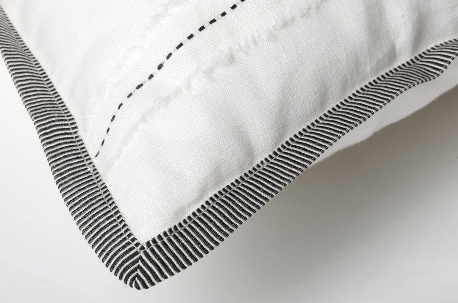 【海外取寄品】CASAMANCE FLEUR DE LIN フルール ド ラン クッションカバー(ブラン) 45×45cm - HOUSE OF JAPAN Shop