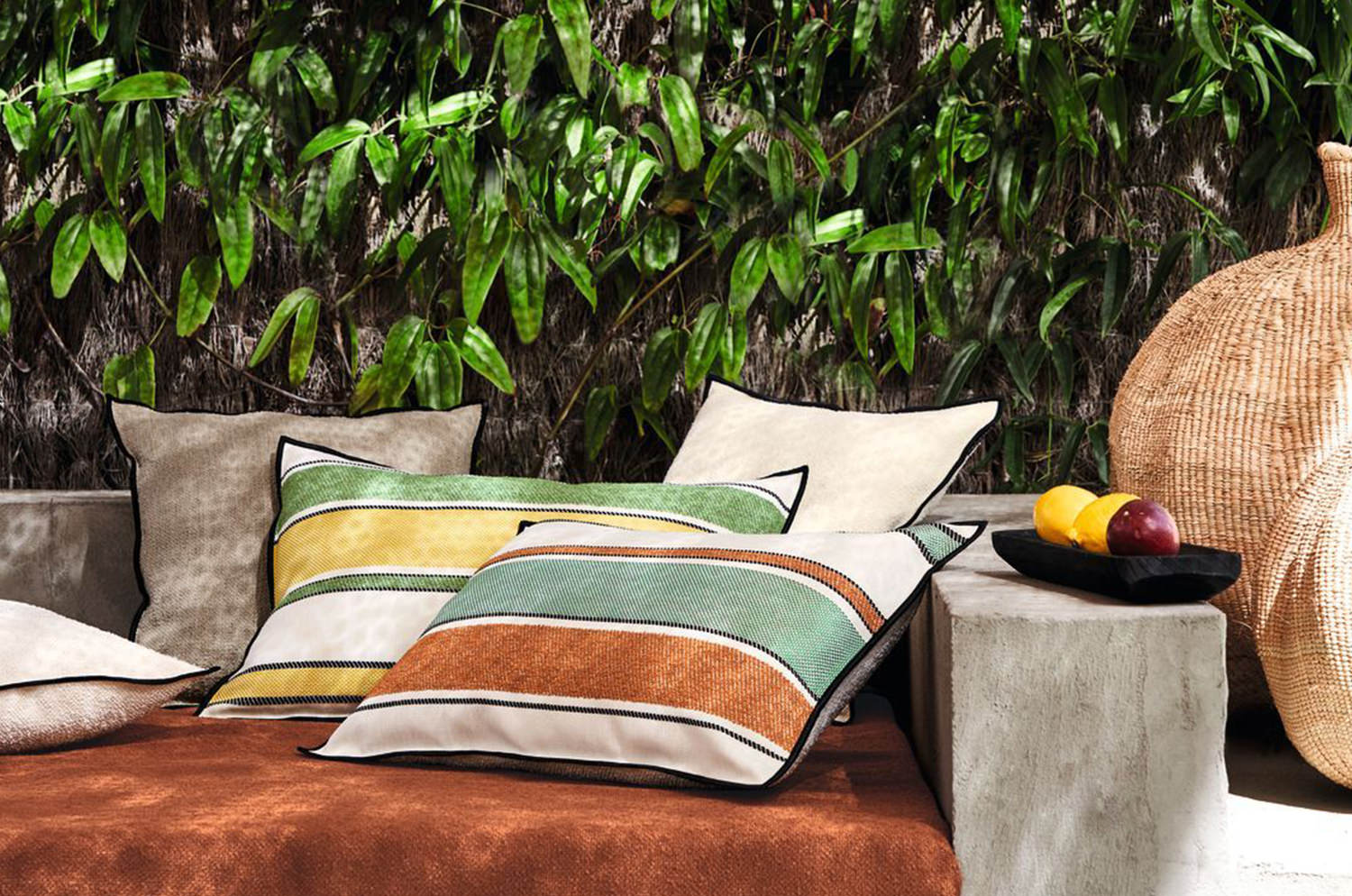 【海外取寄品】CASAMANCE SORRENTE ソレント クッション(エメロウド オランジュ) 60×40cm 中材付 - HOUSE OF JAPAN Shop