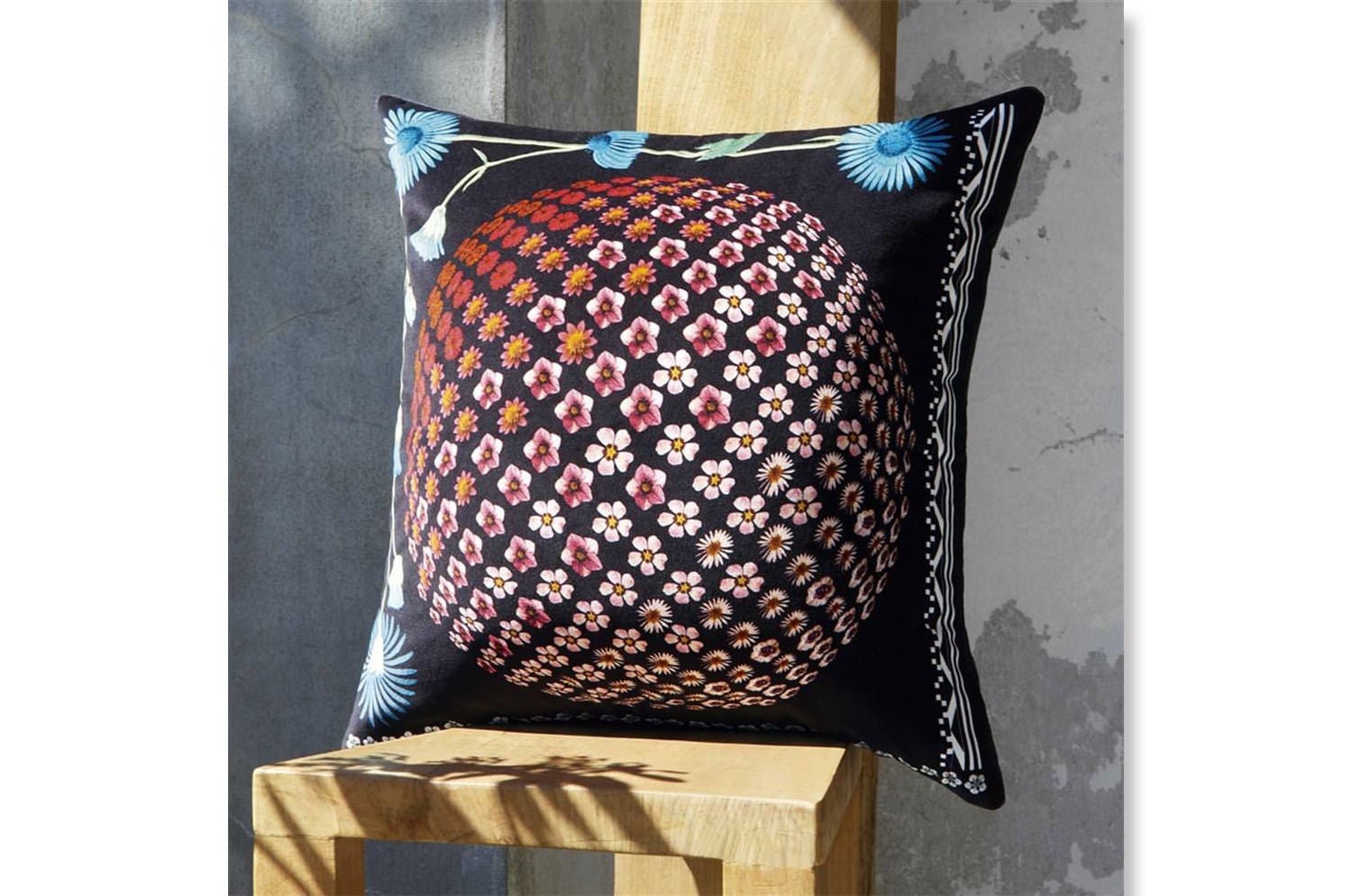 【海外取寄品・無くなり次第廃盤】Christian Lacroix コスモス エデン マルチカラー クッションカバー 50×50cm - HOUSE OF JAPAN Shop