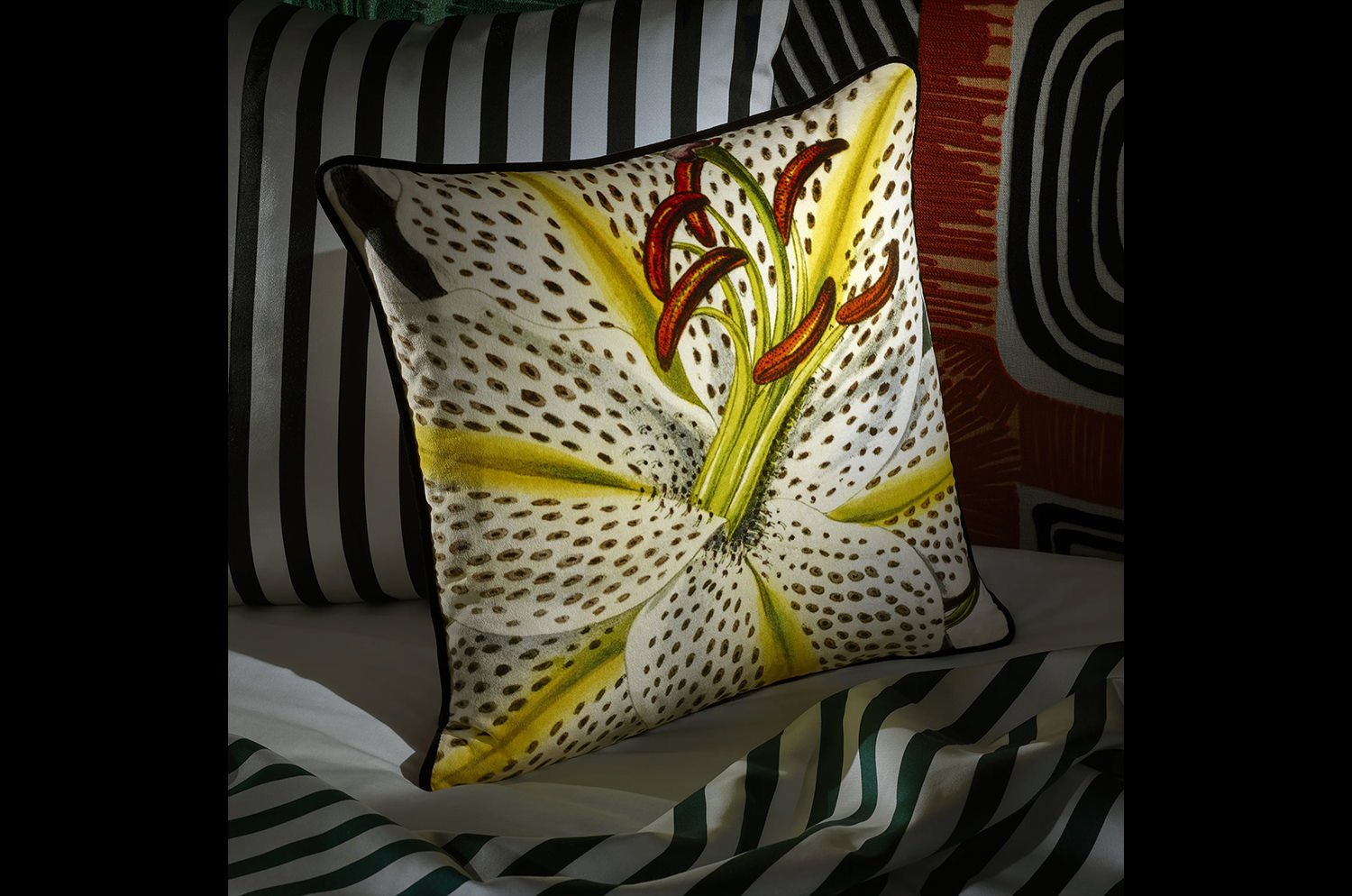 【海外取寄品】Christian Lacroix Flowered Craie フラワー クレイ クッション 55×55cm 中材付 - HOUSE OF JAPAN Shop