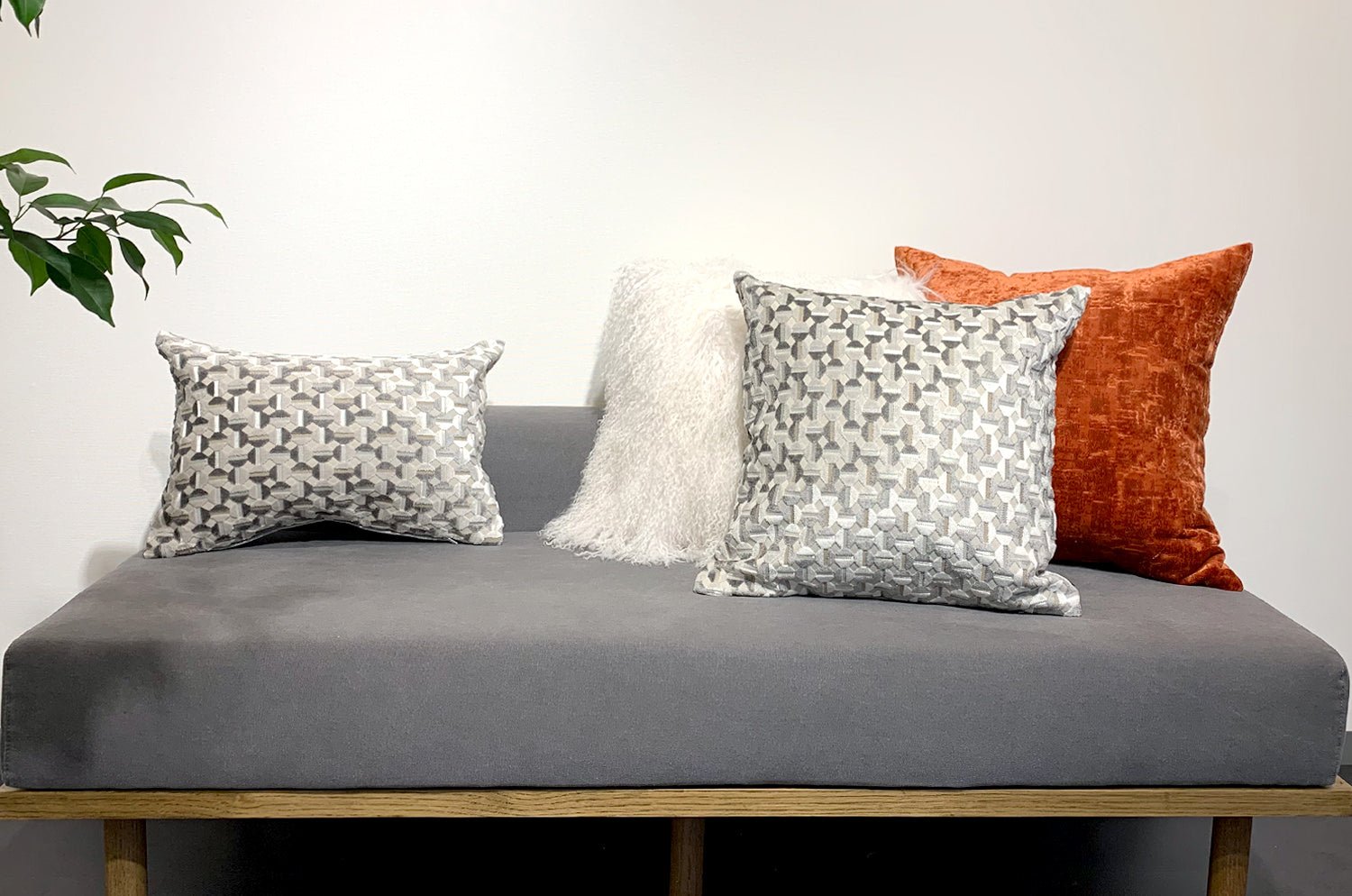 La Lumière ルミエール ジャカードベルベットクッション ナチュラルグレージュ 45×30cm 中材付 - HOUSE OF JAPAN Shop