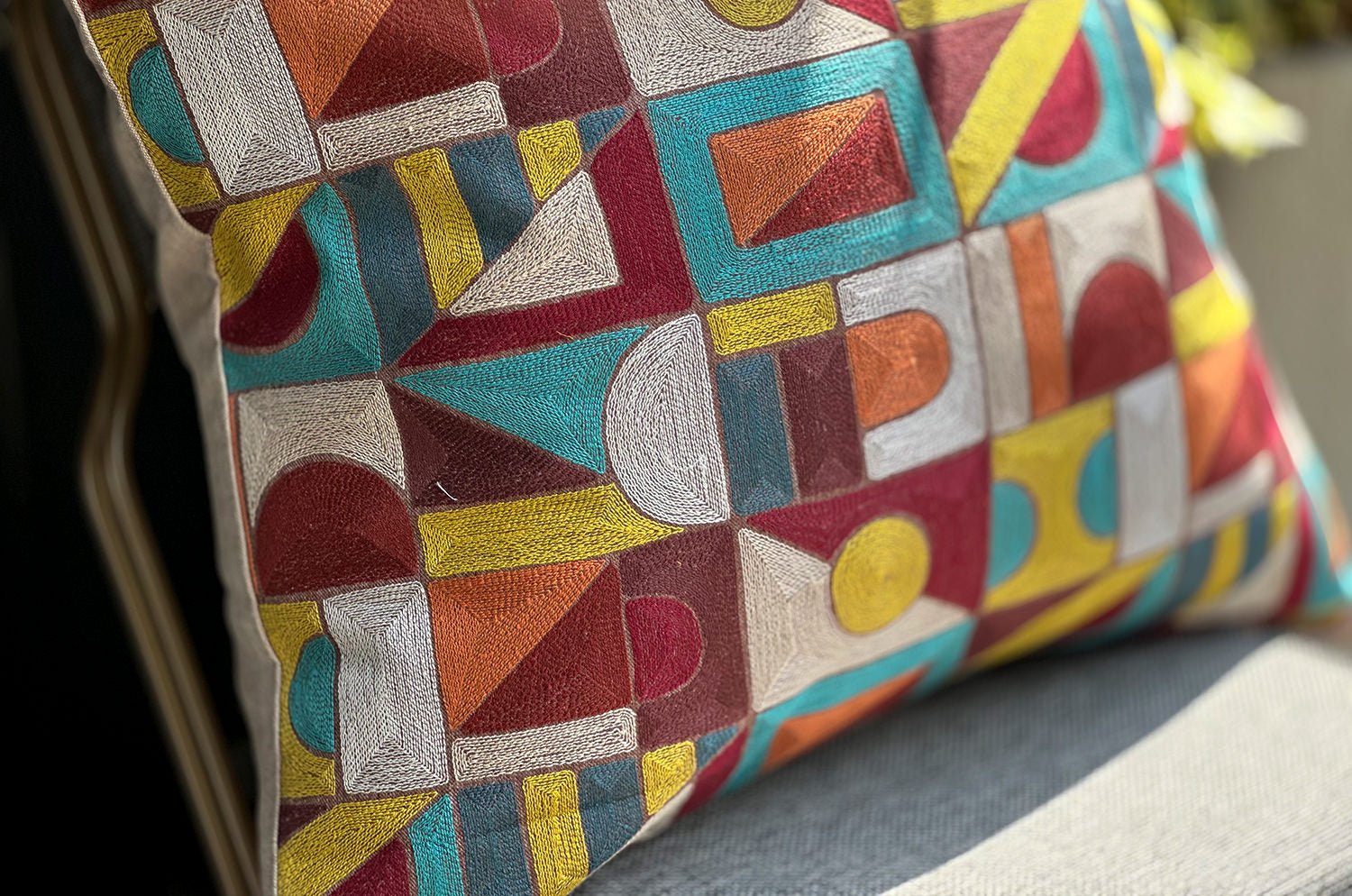 The Alexandrie アレクサンドリー フレンチ総刺繍 リネン混クッション(Beige)60×60cm 中材付 - HOUSE OF JAPAN Shop