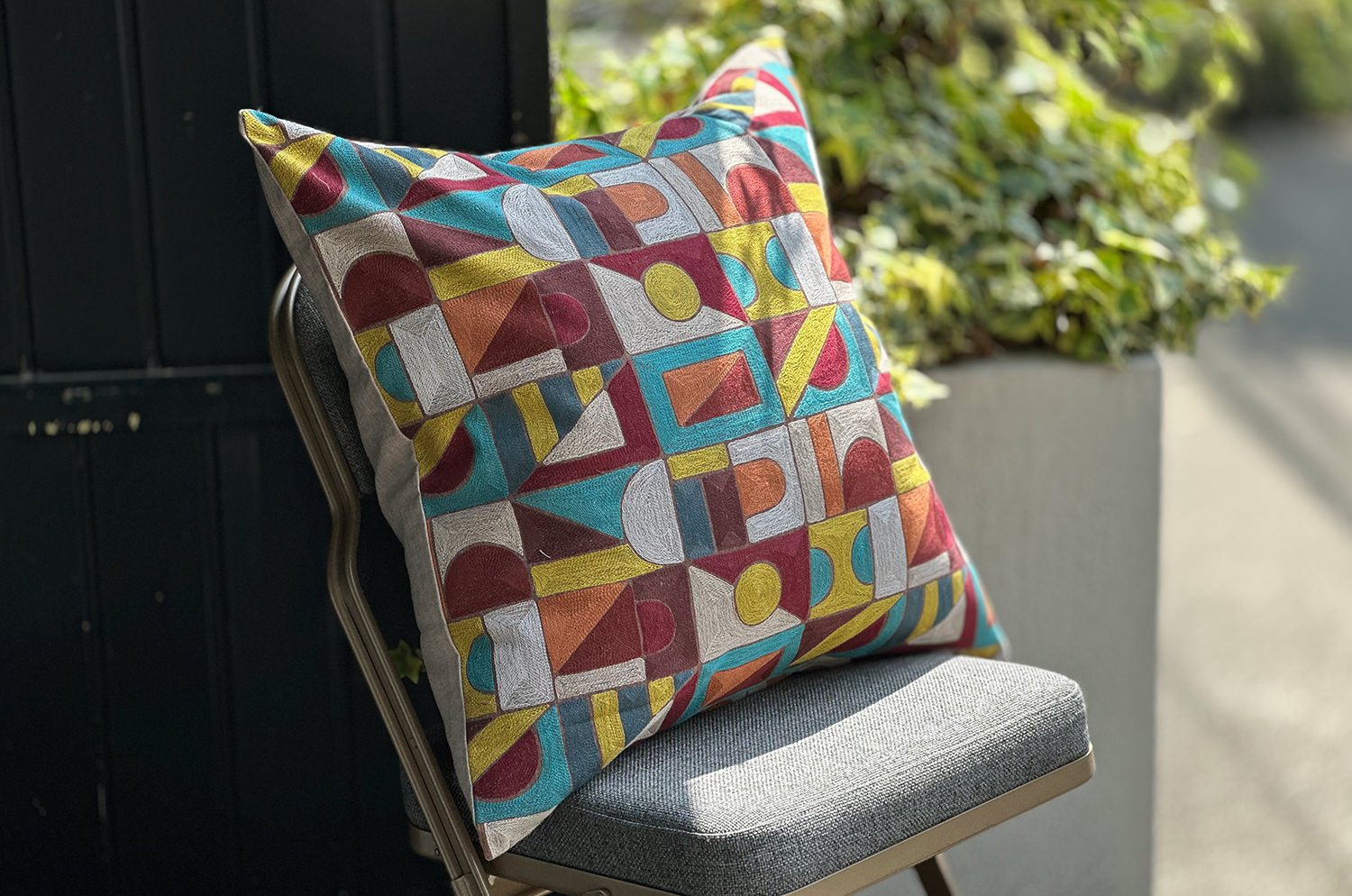 The Alexandrie アレクサンドリー フレンチ総刺繍 リネン混クッション(Beige)60×60cm 中材付 - HOUSE OF JAPAN Shop