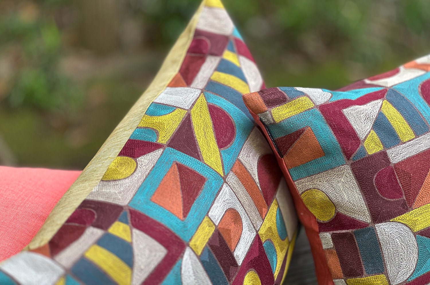 The Alexandrie アレクサンドリー フレンチ総刺繍 リネン混クッション(Mustard)60×40cm 中材付 - HOUSE OF JAPAN Shop