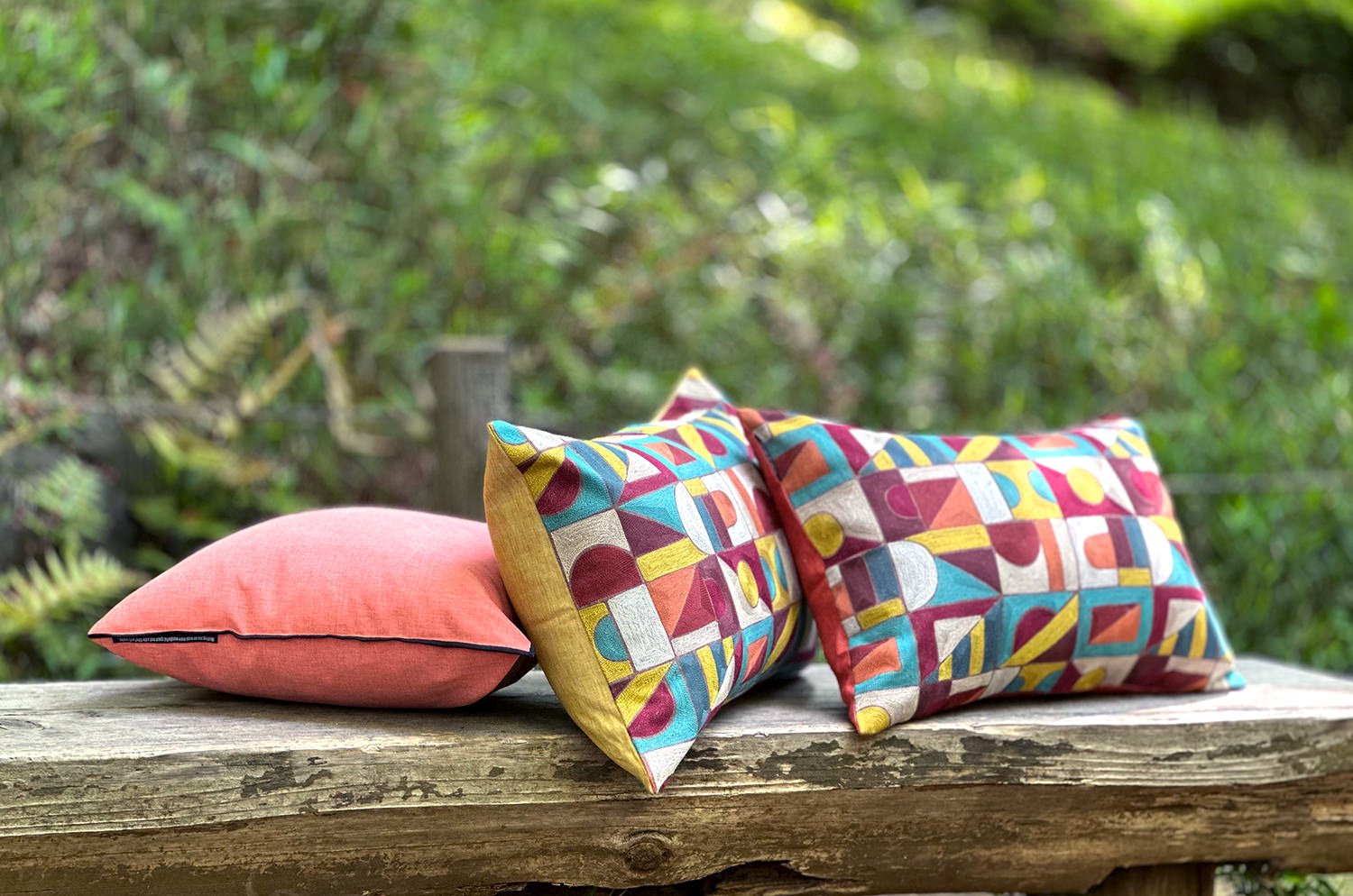 The Alexandrie アレクサンドリー フレンチ総刺繍 リネン混クッション(Mustard)60×40cm 中材付 - HOUSE OF JAPAN Shop