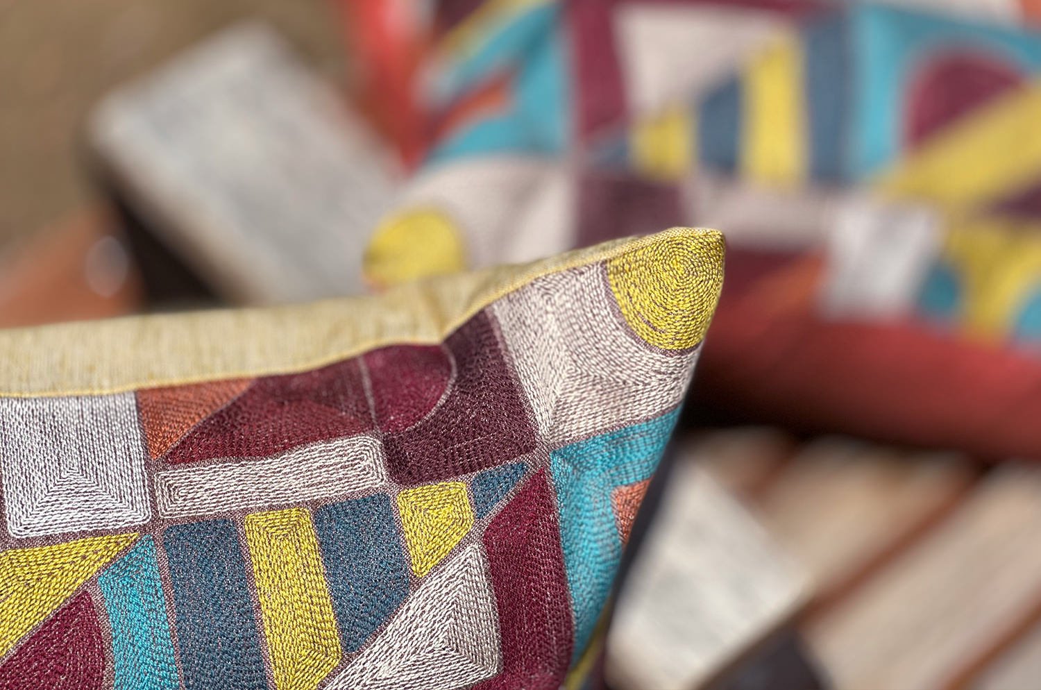 The Alexandrie アレクサンドリー フレンチ総刺繍 リネン混クッション(Mustard)60×40cm 中材付 - HOUSE OF JAPAN Shop