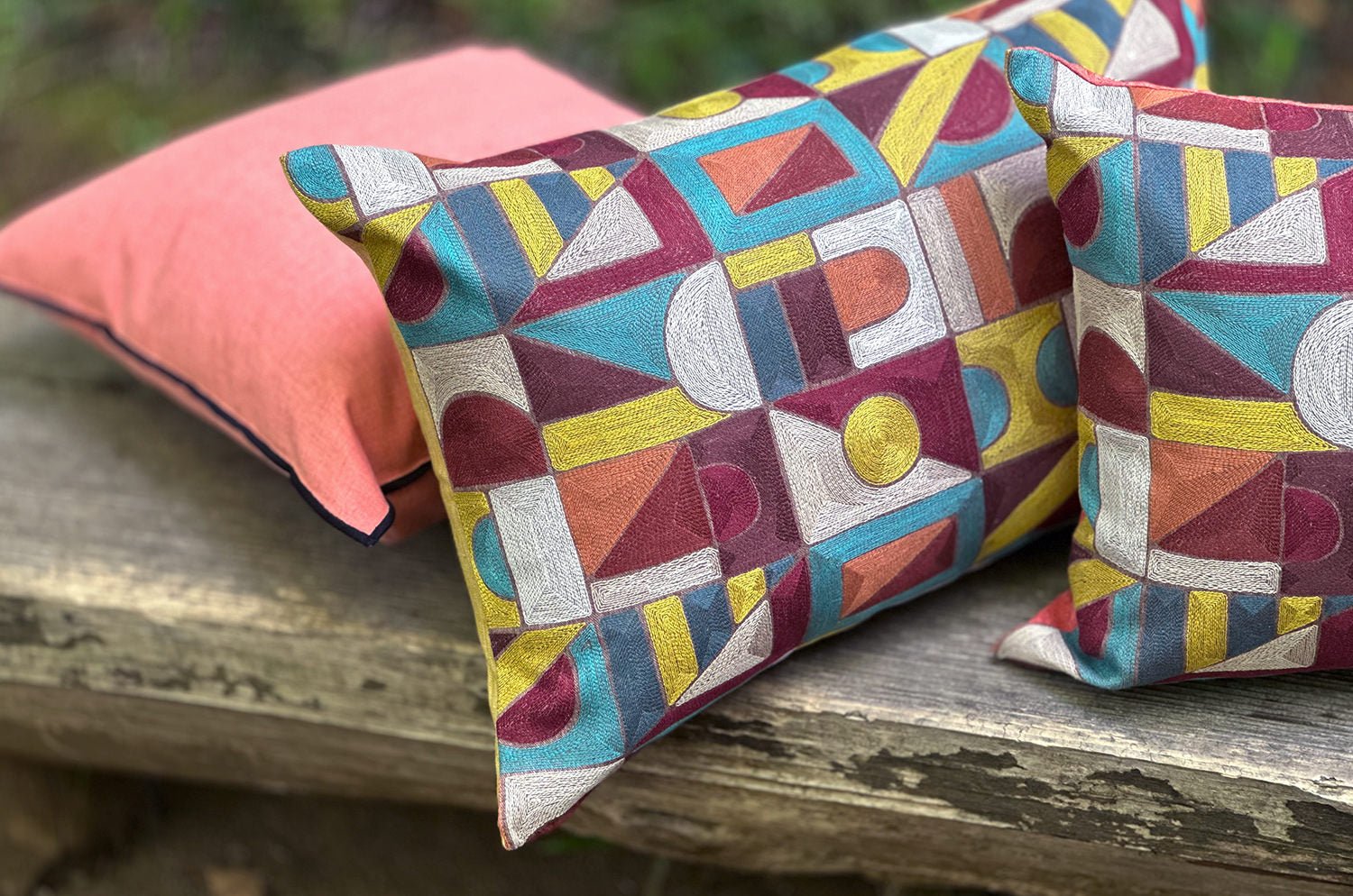 The Alexandrie アレクサンドリー フレンチ総刺繍 リネン混クッション(Mustard)60×40cm 中材付 - HOUSE OF JAPAN Shop