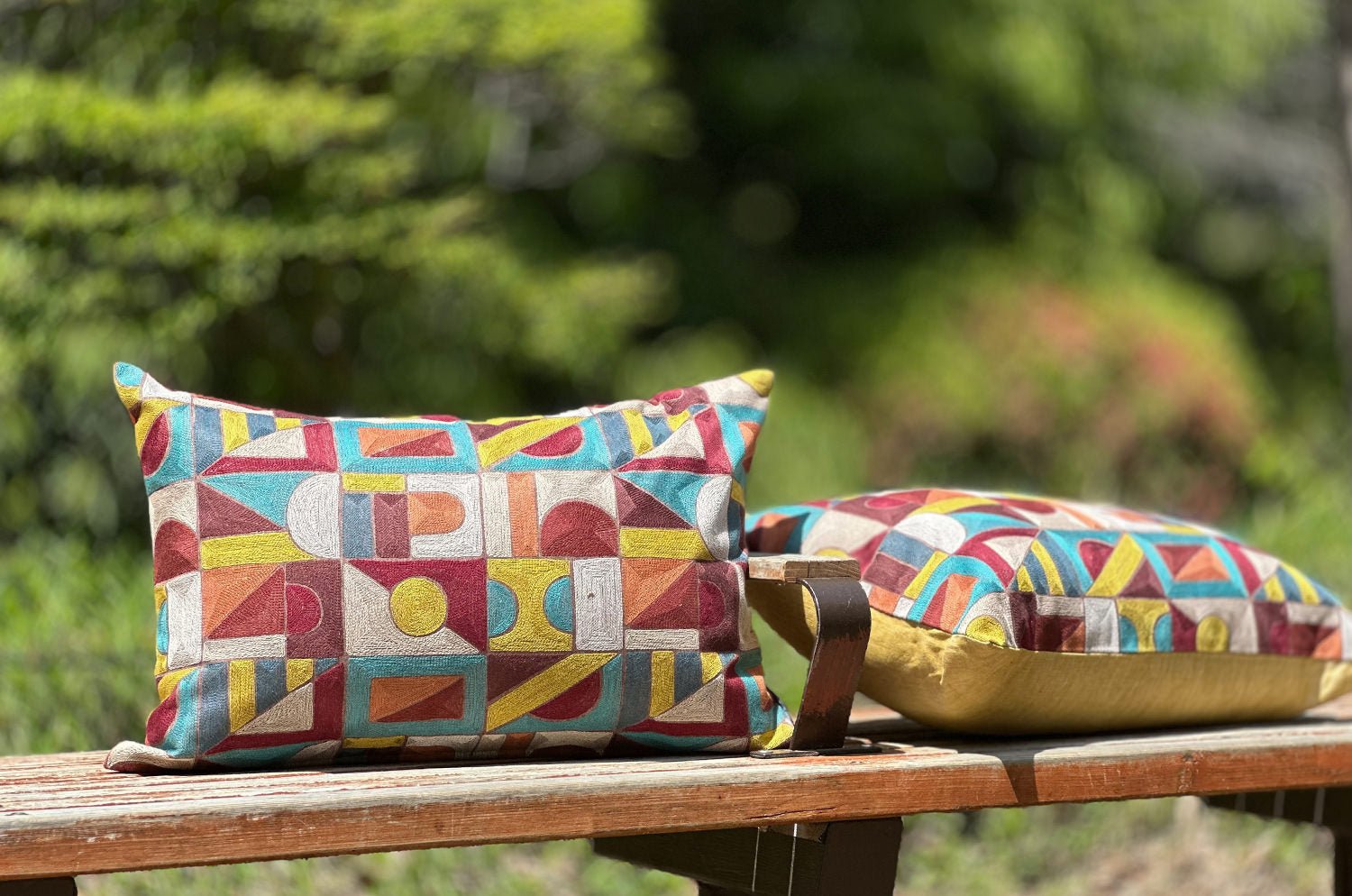 The Alexandrie アレクサンドリー フレンチ総刺繍 リネン混クッション(Mustard)60×40cm 中材付 - HOUSE OF JAPAN Shop