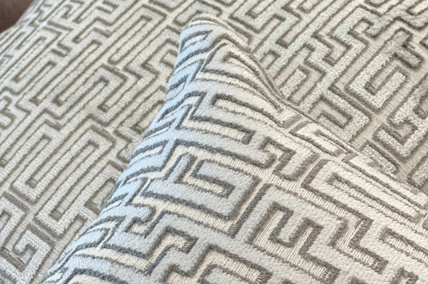 The BABY ベイビー ブークレ ベルベット クッション (パールエクリュ) 50×30cm 中材付 - HOUSE OF JAPAN Shop