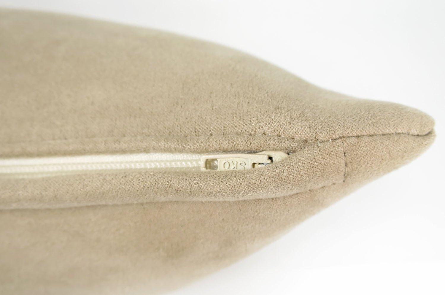 The Baghera Suede ベージュスエード クッション 45×30cm 中材付 - HOUSE OF JAPAN Shop