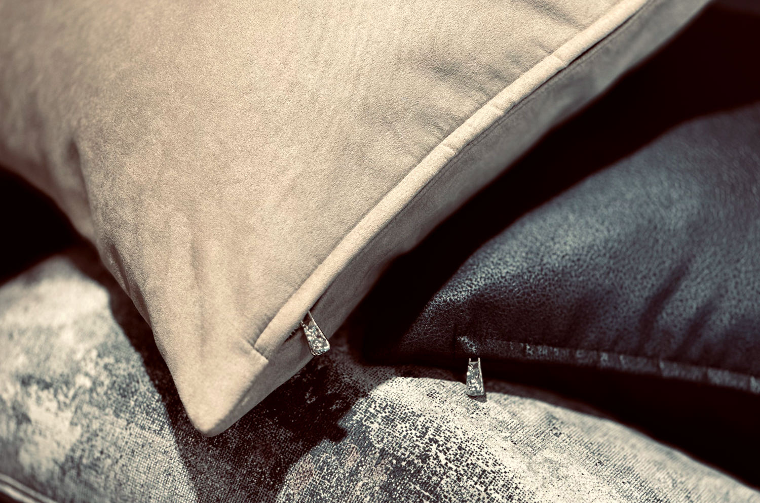 The Baghera Suede ベージュスエード&ラッカーニジップクッション 45×30cm 中材付 - HOUSE OF JAPAN Shop