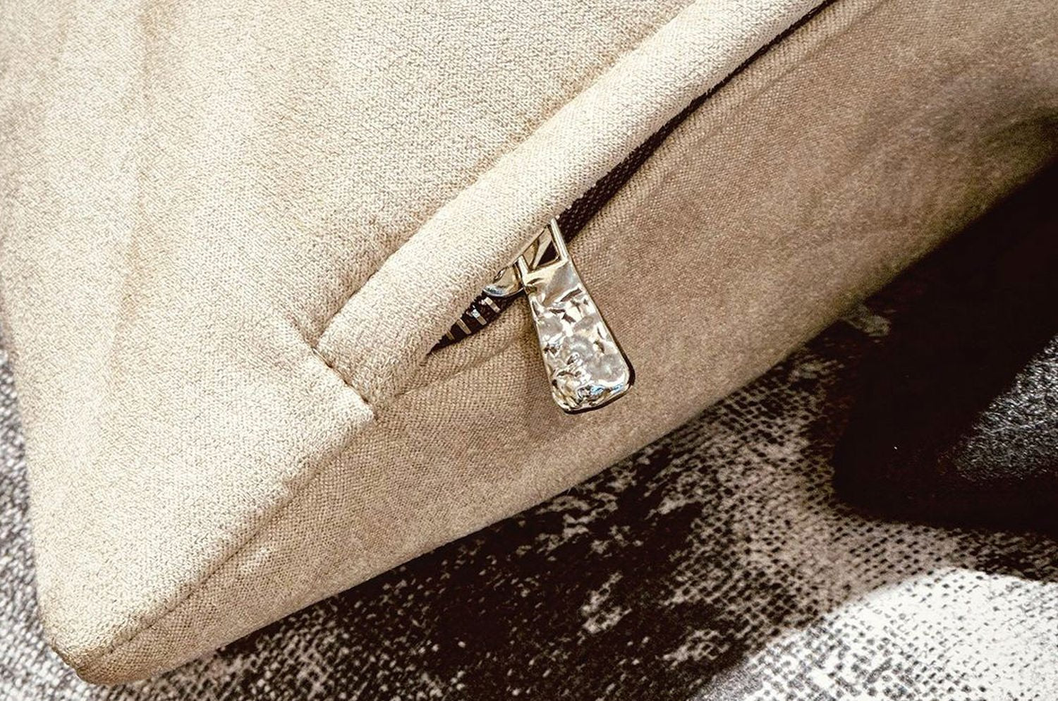 The Baghera Suede ベージュスエード&ラッカーニジップクッション 45×30cm 中材付 - HOUSE OF JAPAN Shop