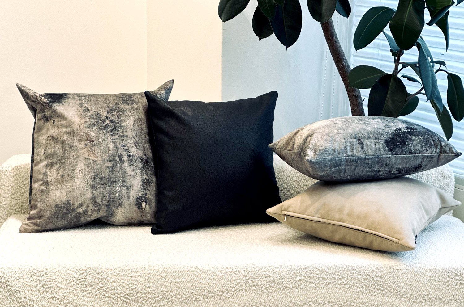 The Baghera Suede ベージュスエード&ラッカーニジップクッションカバー 45×45cm - HOUSE OF JAPAN Shop