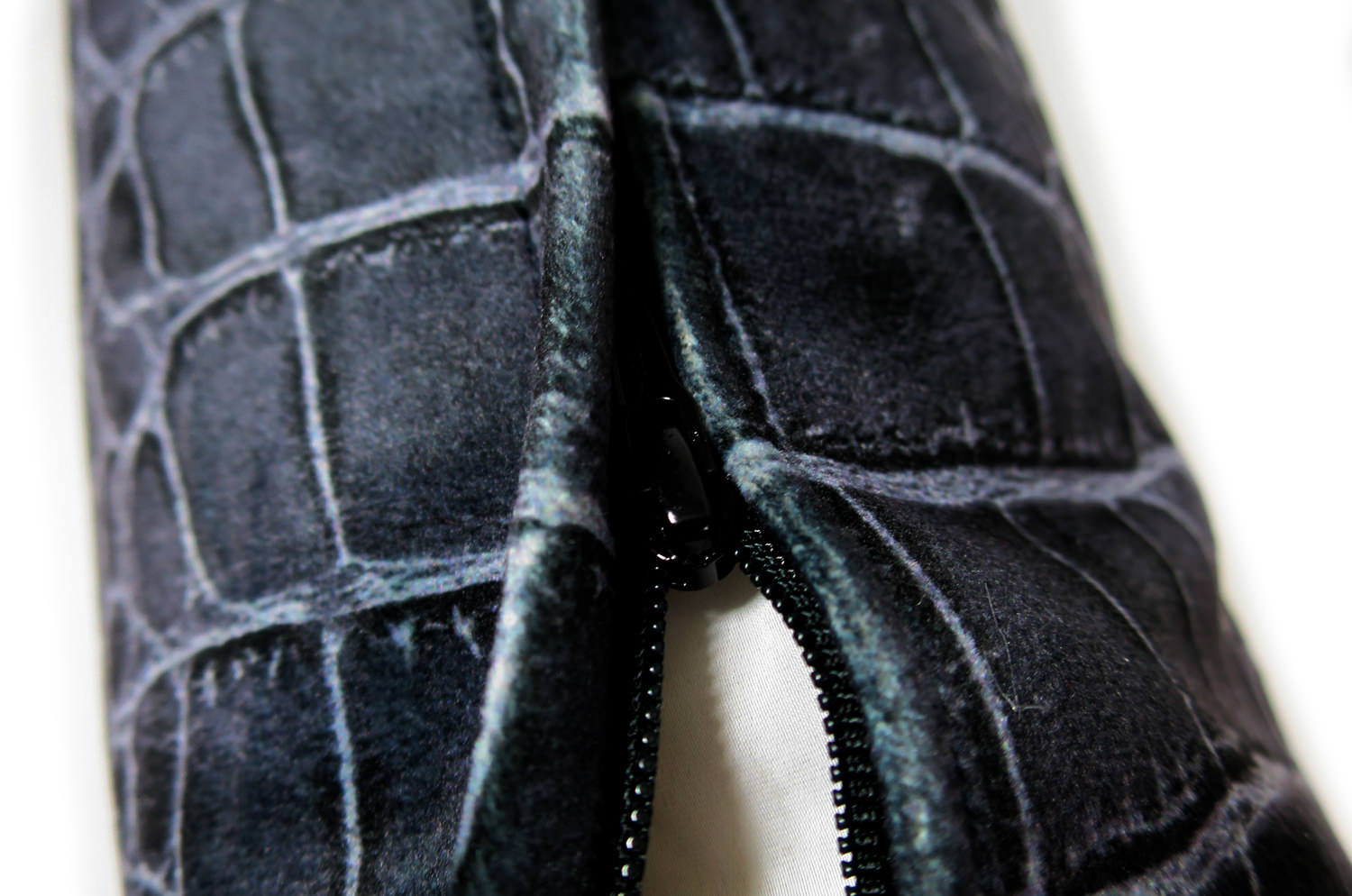 The Black Crocodile スペイン製起毛スエードタッチ クロコ柄クッション ブラック 50×30cm 中材付 - HOUSE OF JAPAN Shop