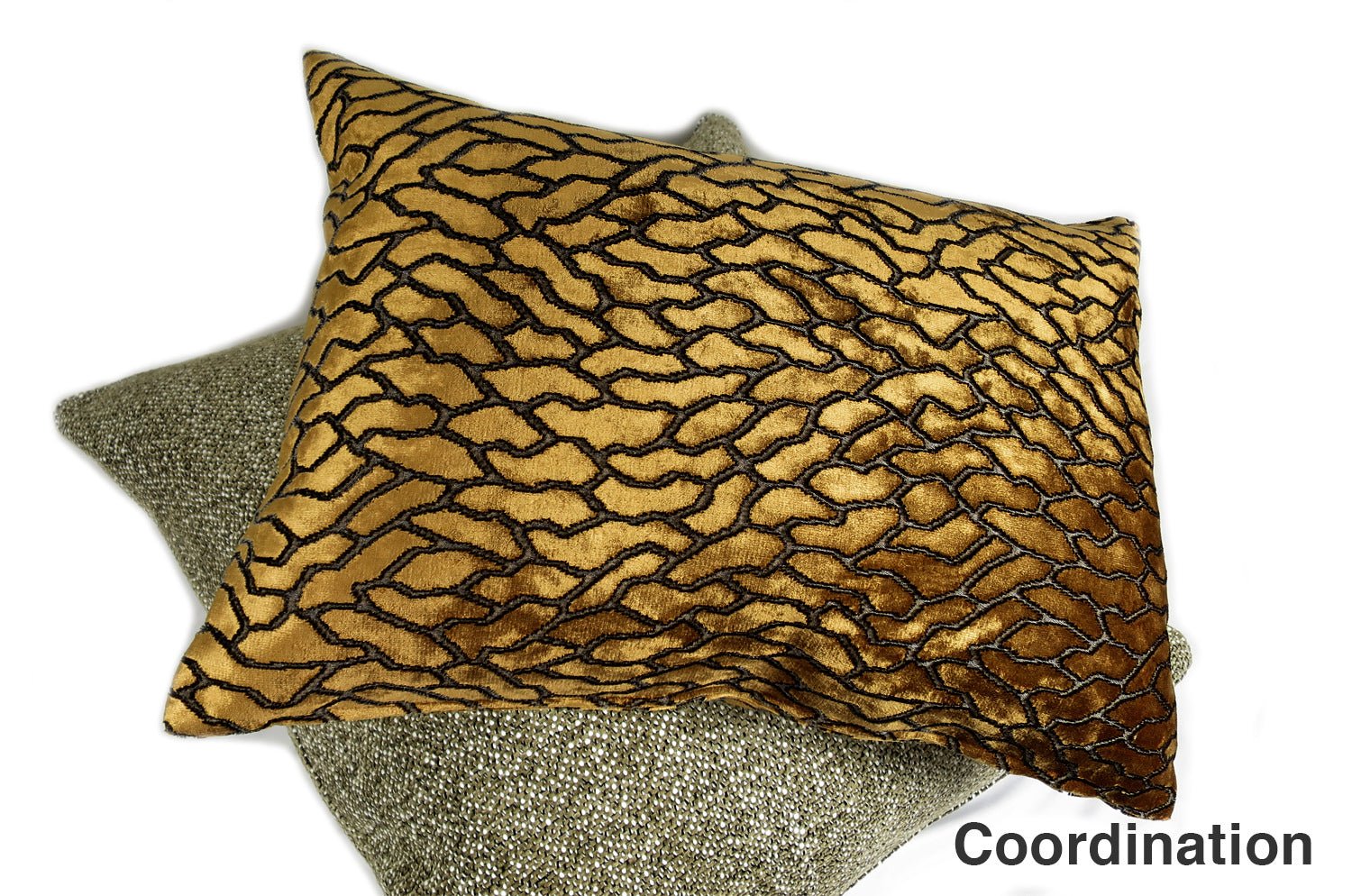 The BLACK edition ROMITA AUTUMN カットベルベットクッション 50×35cm 中材付 - HOUSE OF JAPAN Shop