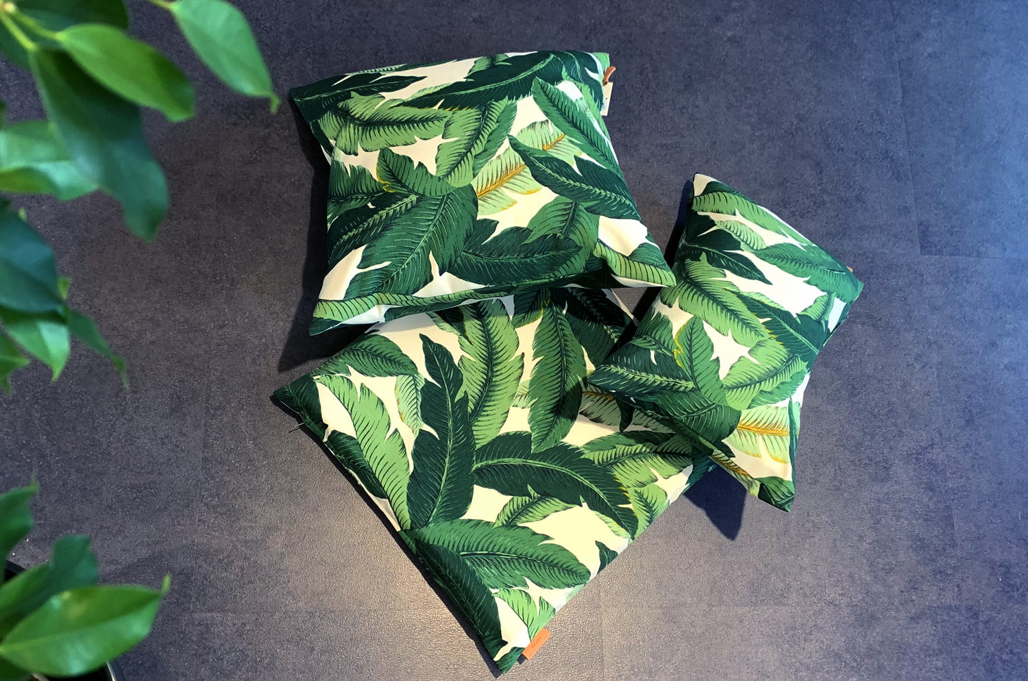 The Botanical アウトドア&インドア ボタニカル 撥水シートクッション (Banana Leaf) 45角 中材付 - HOUSE OF JAPAN Shop