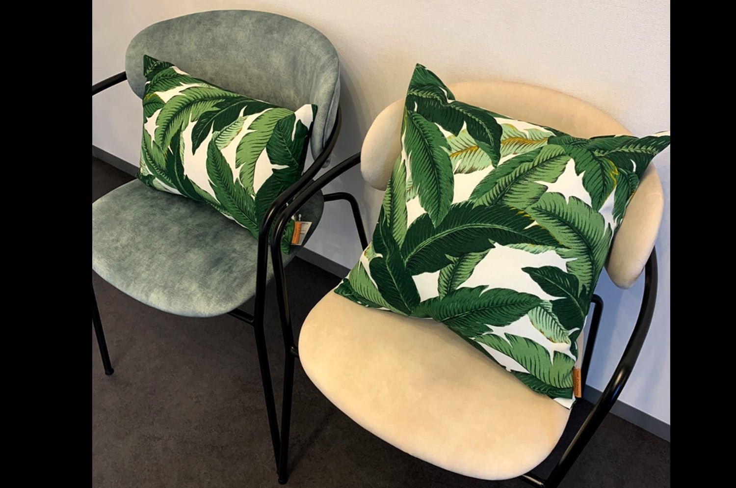 The Botanical Outdoor&Indoor fabric ボタニカルBanana Leaf 撥水クッション 45×30cm 中材付 - HOUSE OF JAPAN Shop