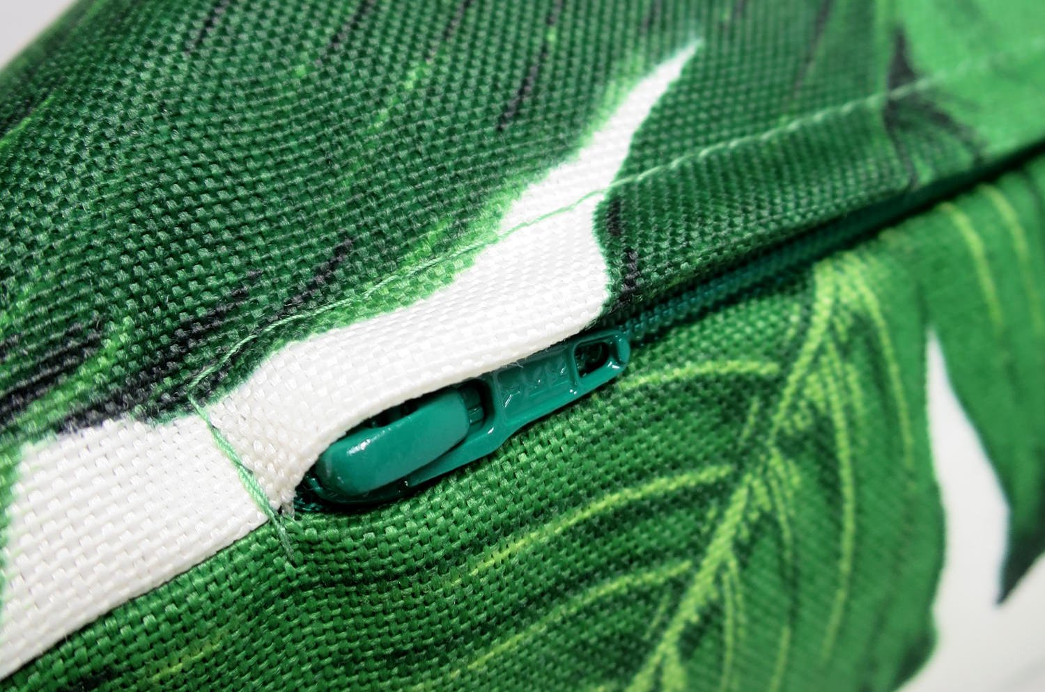 The Botanical Outdoor&Indoor fabric ボタニカルBanana Leaf 撥水クッション 45×30cm 中材付 - HOUSE OF JAPAN Shop