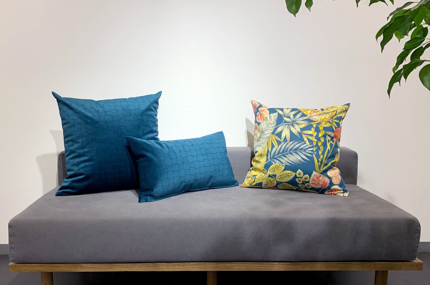 The Bouquet Petrol Outdoor&Indoor fabric ボタニカルパトロール 撥水クッションカバー 45×45cm - HOUSE OF JAPAN Shop