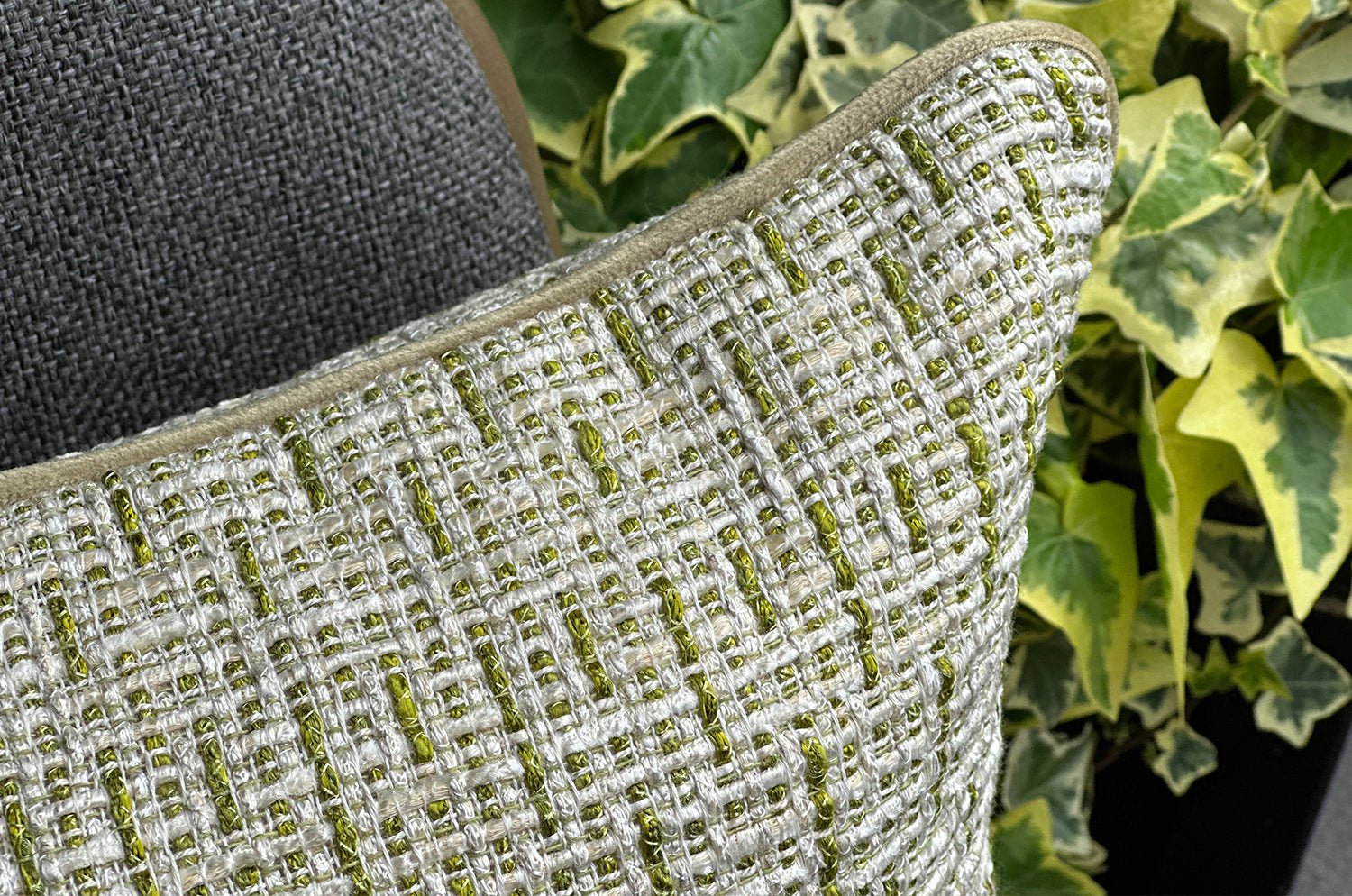 The Brochier Gru ブロシエ グル ベルベットパイピング ジャガードクッション(Aloe)45×30cm フェザー中材付 - HOUSE OF JAPAN Shop