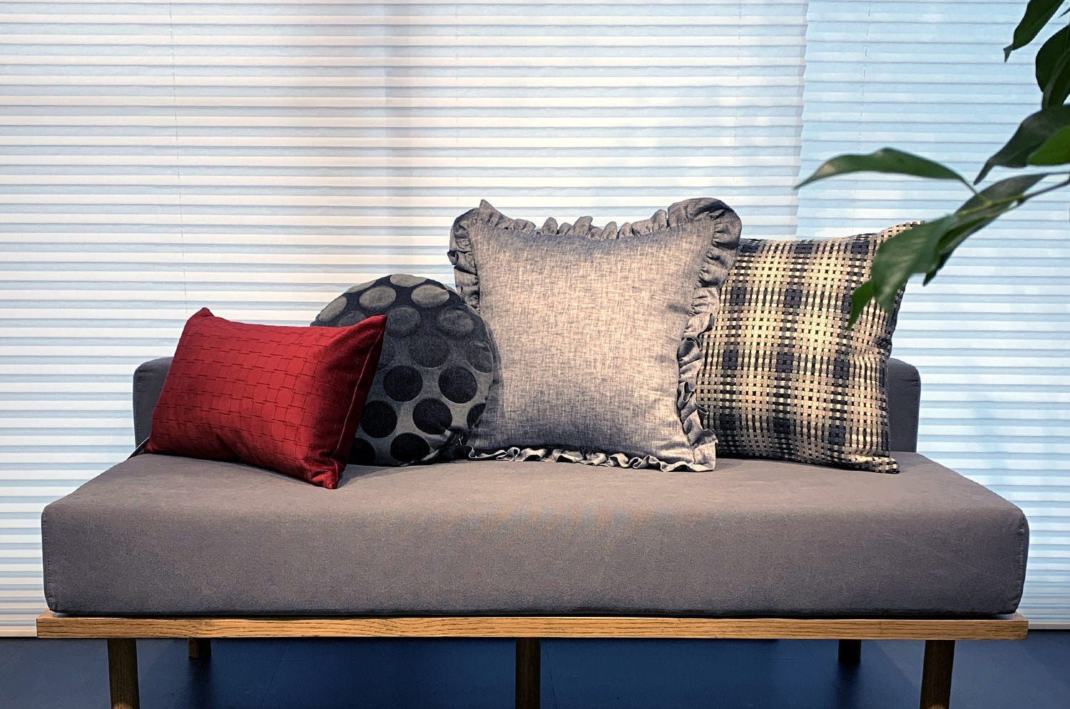 The Burgundy Wine スペイン製起毛スエード調クッション ブルゴーニュワイン 50×30cm 中材付 - HOUSE OF JAPAN Shop