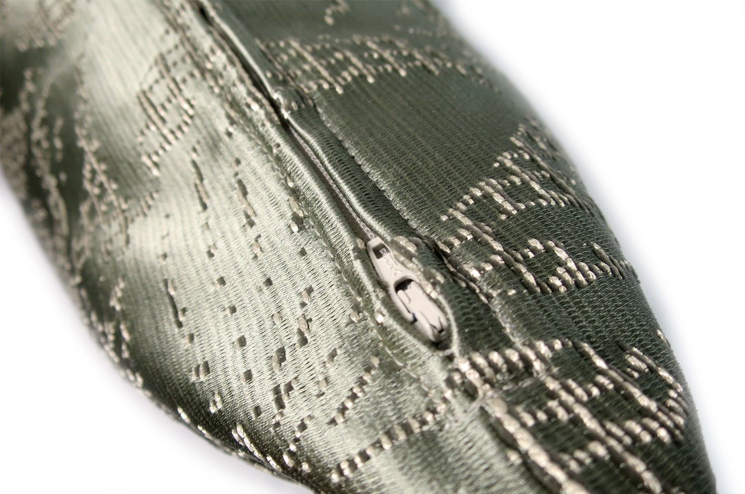 The CARACAS アルマーニカーザ カラカスクッションカバー(セージグリーン) 50×50cm - HOUSE OF JAPAN Shop