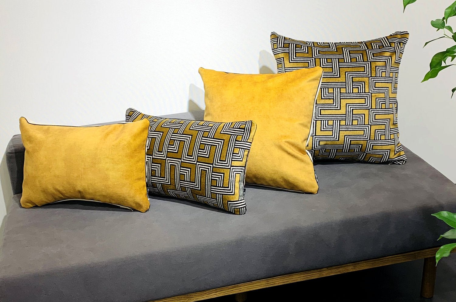 The CASAMANCE カサマンス ニット・ベルベット ツートンクッション (ハニー&クリーム) 45×30cm 中材付 - HOUSE OF JAPAN Shop