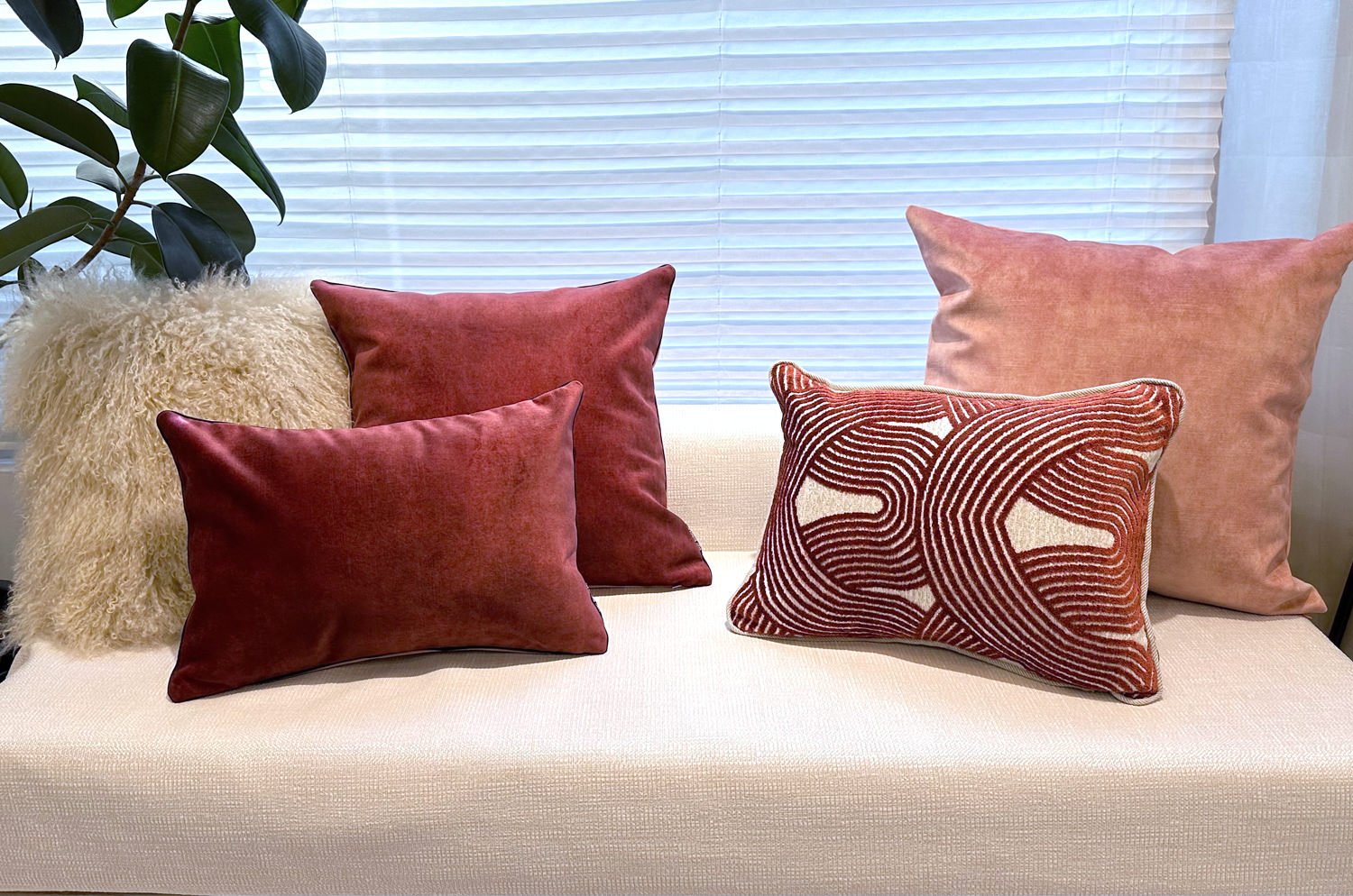 The CASAMANCE カサマンス ニット・ ベルベット ツートンクッション (カーディナルレッド&ピーチ) 45×30cm 中材付 - HOUSE OF JAPAN Shop