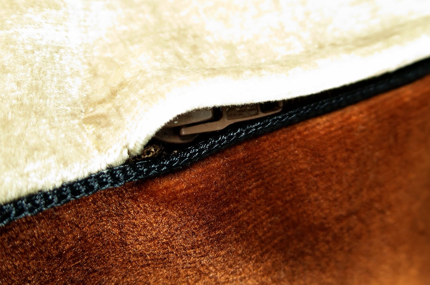 The CASAMANCE カサマンス ニット・ ベルベットクッション (チョコレート&ベージュ) 60×40cm 中材付 - HOUSE OF JAPAN Shop