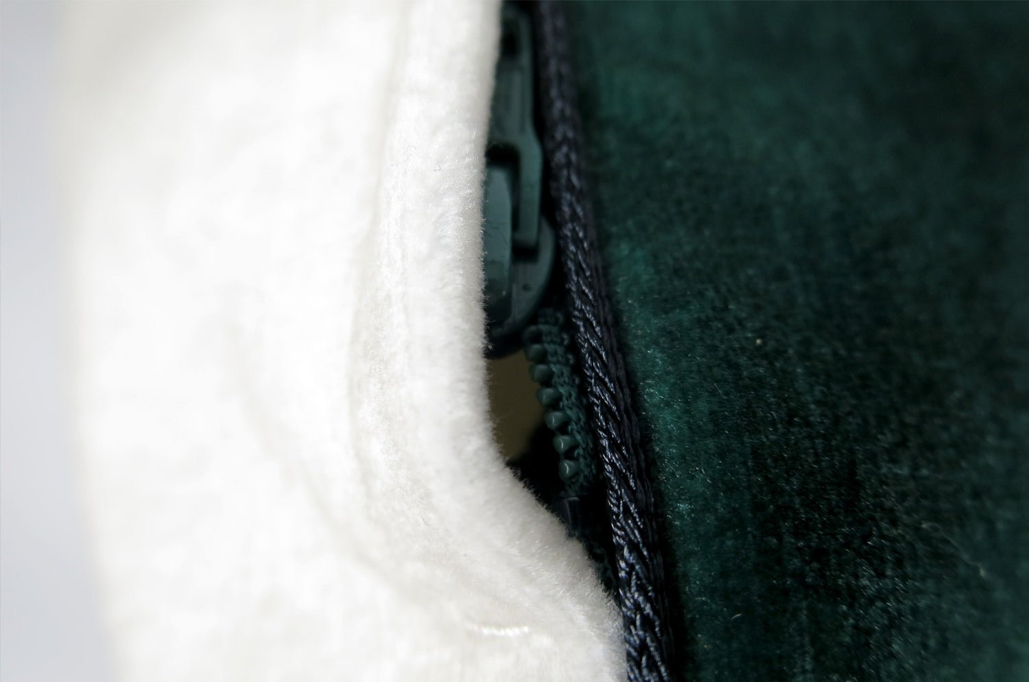 The CASAMANCE カサマンス ニット・ベルベットクッション (ファーグリーン&アイボリー) 60×40cm 中材付 - HOUSE OF JAPAN Shop