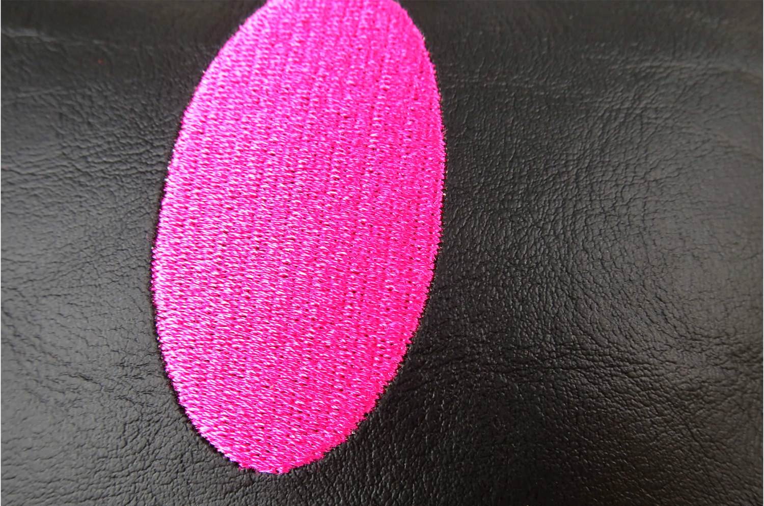 The Chibi Smile チビスマイル キュートピンクスマイル 『ニコフェイス®』刺繍クッション ブラック 34×34cm 中材付 - HOUSE OF JAPAN Shop