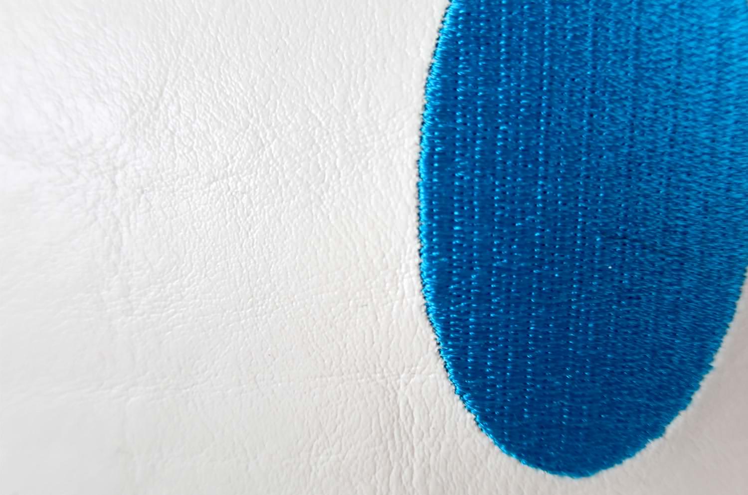 The Chibi Smile チビスマイル キュートブルースマイル 『ニコフェイス®』刺繍クッション ホワイト 34×34cm 中材付 - HOUSE OF JAPAN Shop