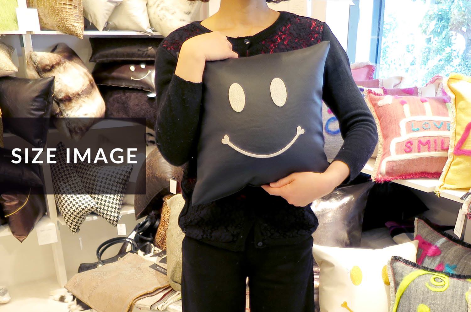 The Chibi Smile チビスマイル キュートシルバースマイル 『ニコフェイス®』刺繍クッション ブラック 34×34cm 中材付 - HOUSE OF JAPAN Shop